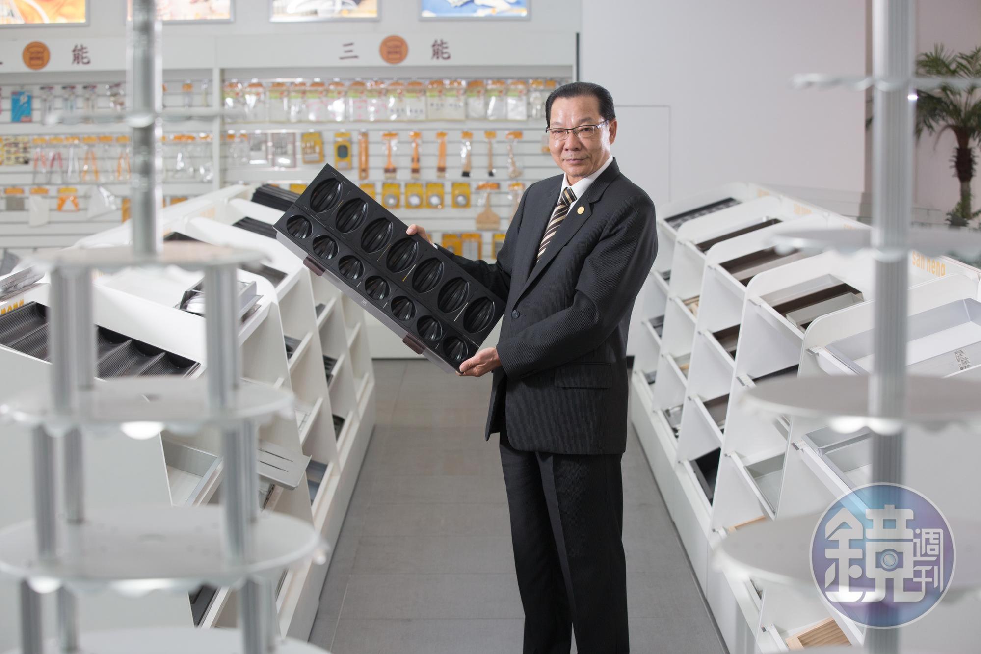 三能集團總裁張瑞榮投入烘焙器具業30餘年，炸彈麵包模就是他與團隊開發製造，現在公司是亞洲最大的烘焙器具廠商。