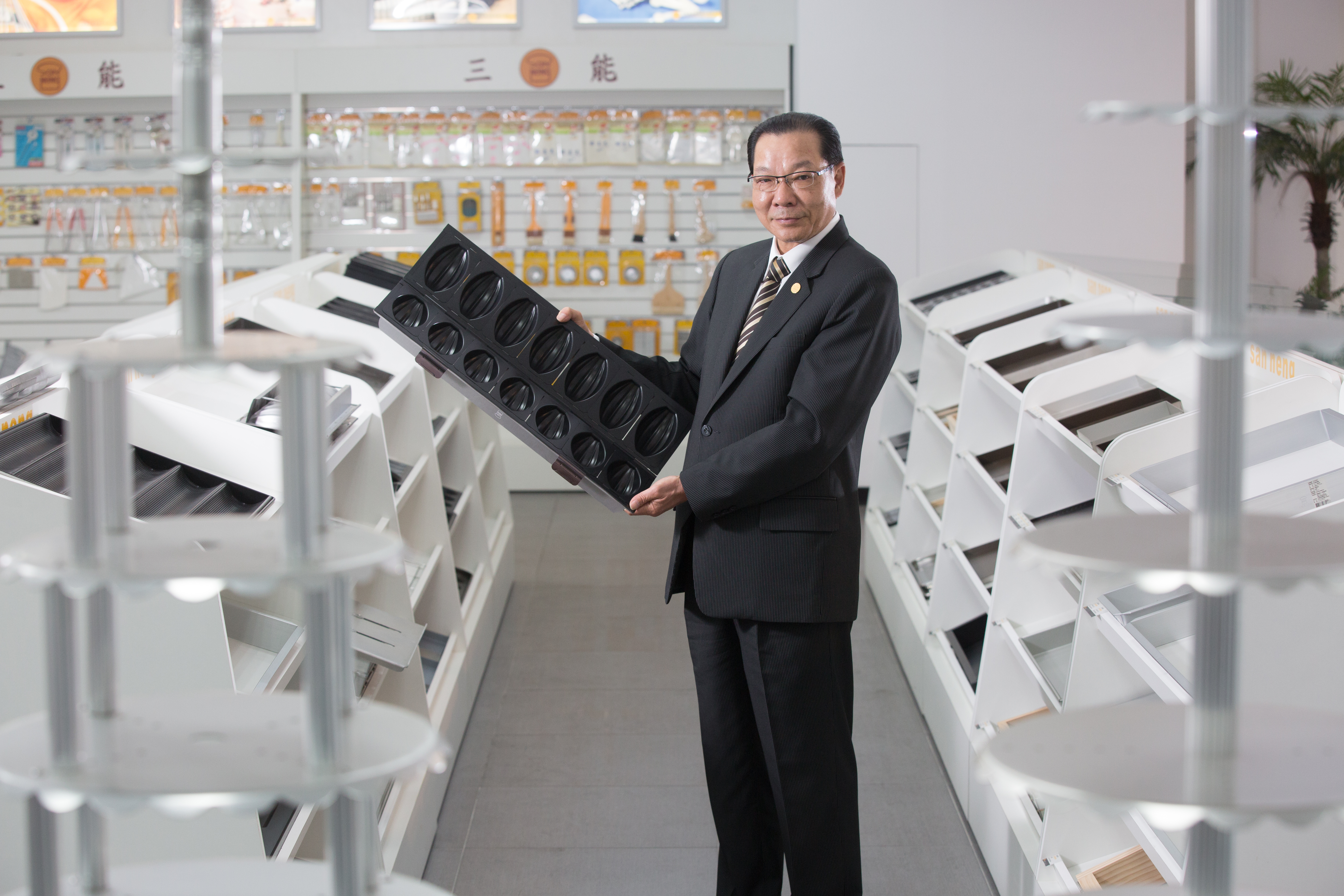 三能集團總裁張瑞榮投入烘焙器具業30餘年，炸彈麵包模就是他與團隊開發製造，現在公司是亞洲最大的烘焙器具廠商。