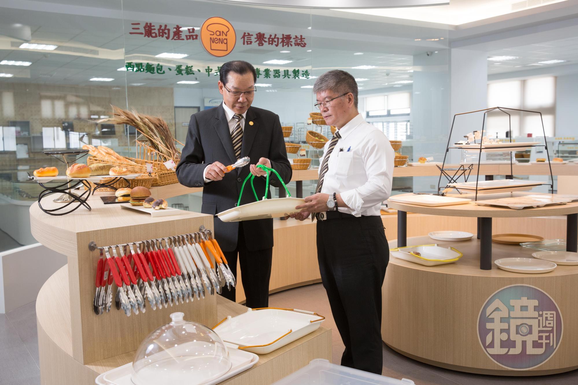 張瑞榮（左）要讓客戶可以「一站式購足」開店商品，除了烘焙器具，也開發、代理包括夾子、托盤等2000多樣產品。右為三能財務長蕭凱峰。