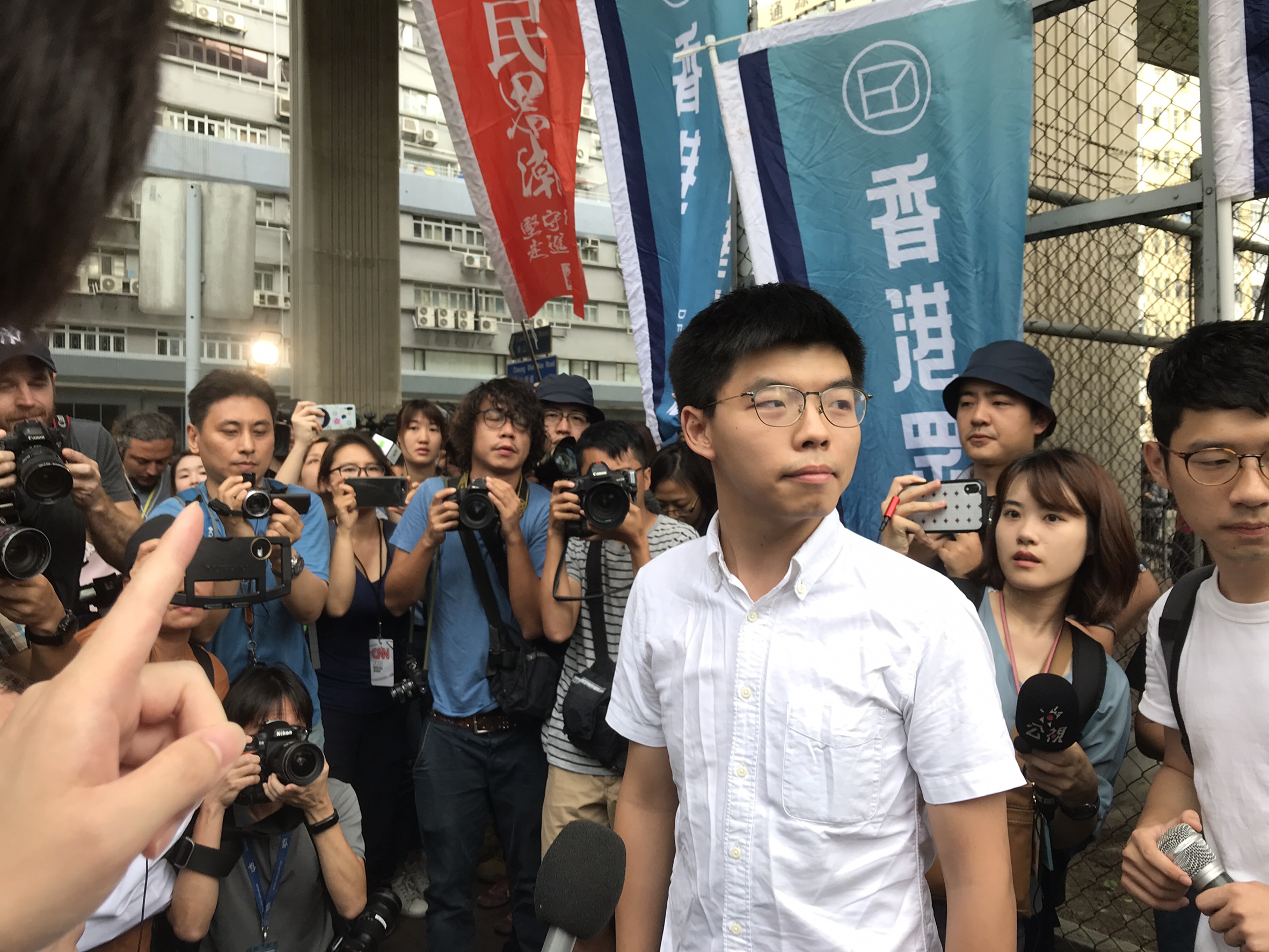 香港社運人士黃之鋒今日當街被推上私家車，隨即押往灣仔警署總部，據了解黃被以3項罪名遭拘捕。（本刊資料照）