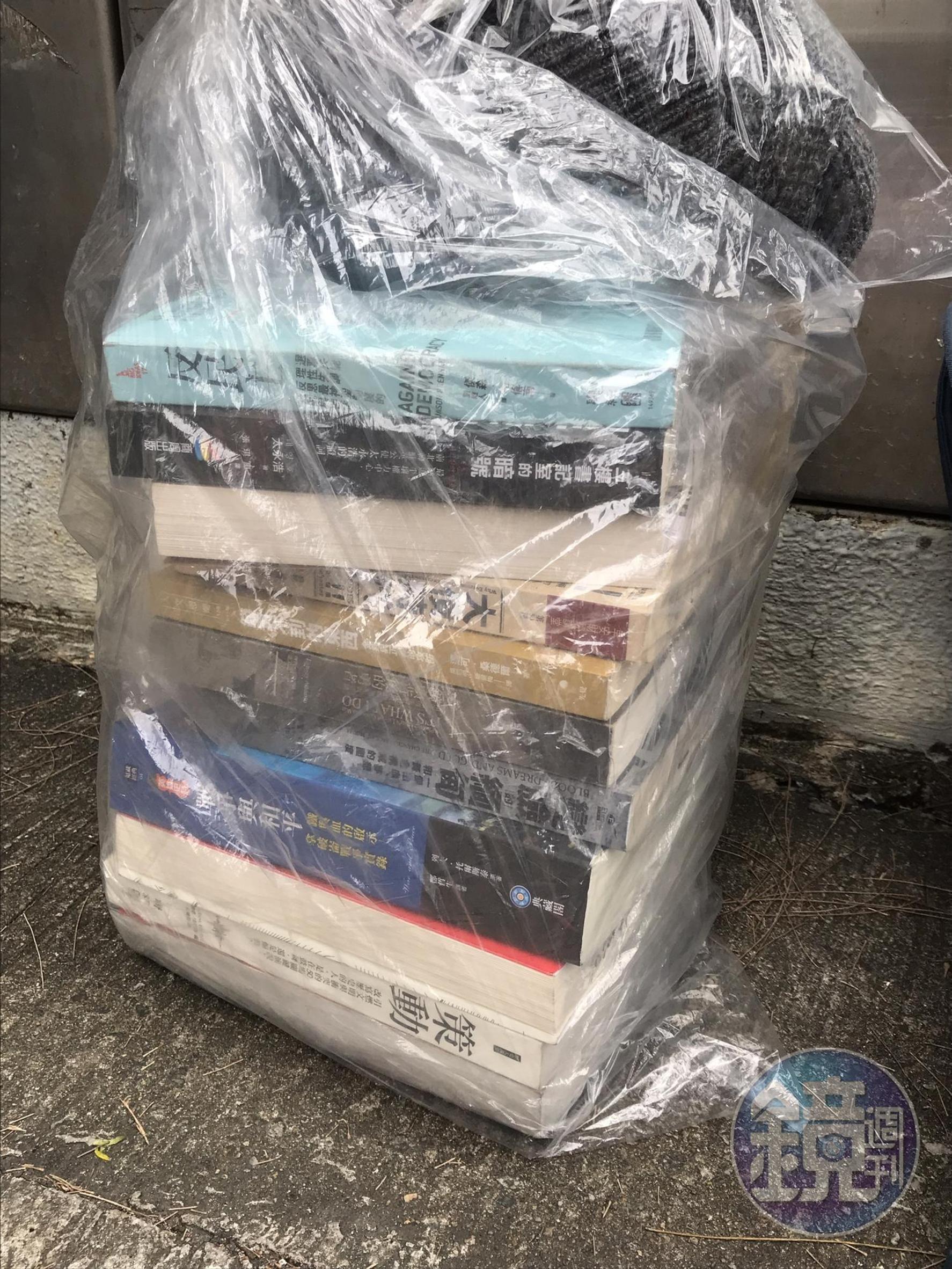 2015年獲《財富》選為全球50名偉大領袖之一的黃之鋒，今天帶著一袋書出獄。