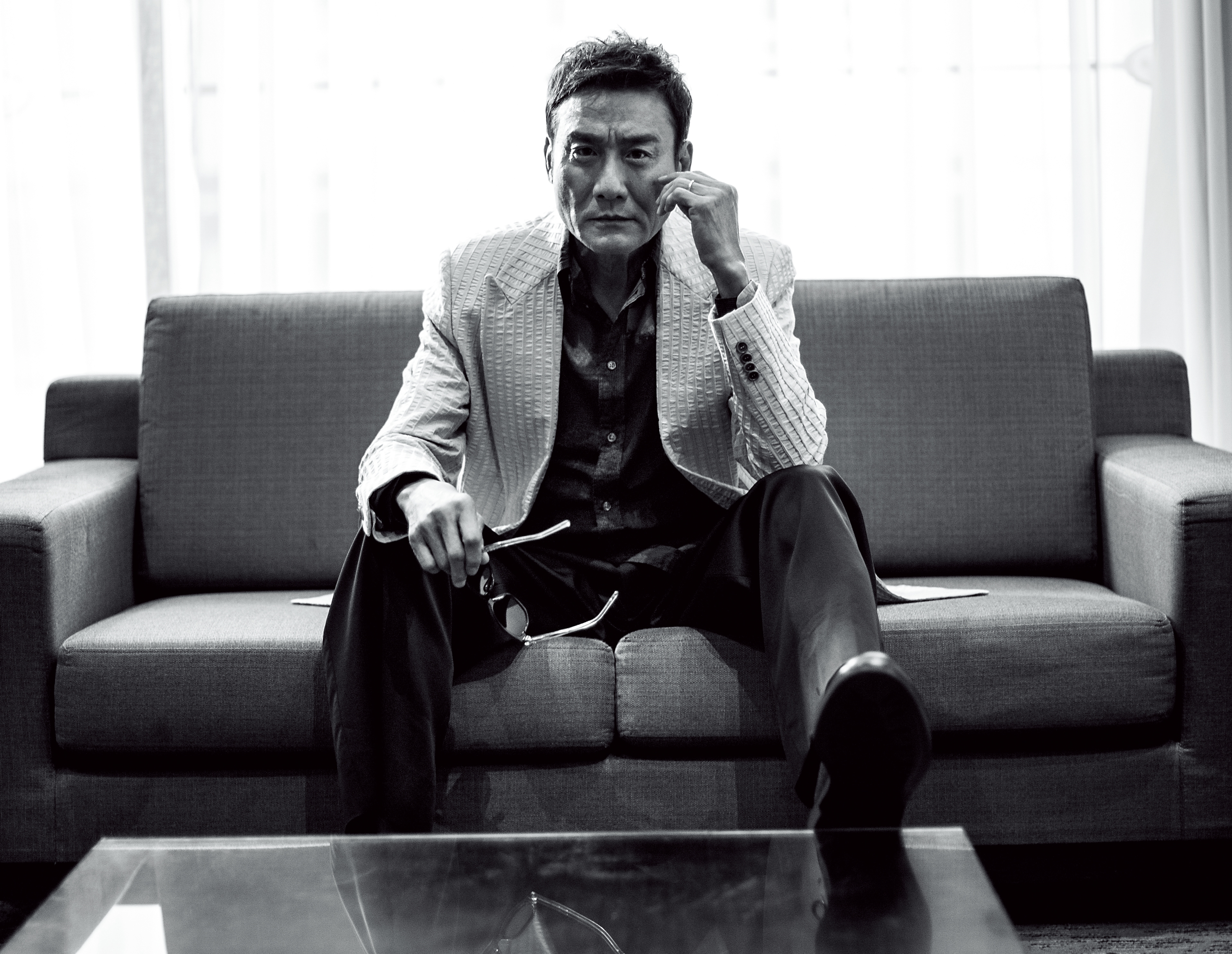 難得來台灣宣傳打片，梁家輝形容拍照就像是在演戲，今天他既是巨星，也是銀幕上那個殺人不眨眼的梟雄。 