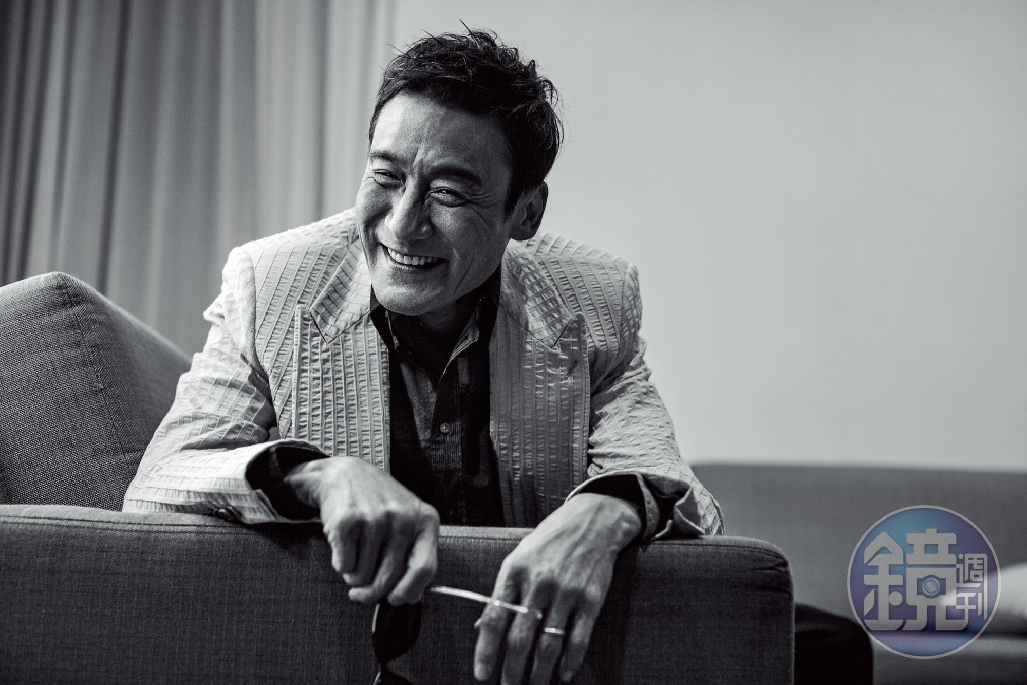 拍照時始終異常入戲的梁家輝，終於在這一刻反問我們：「演完了吧？」 