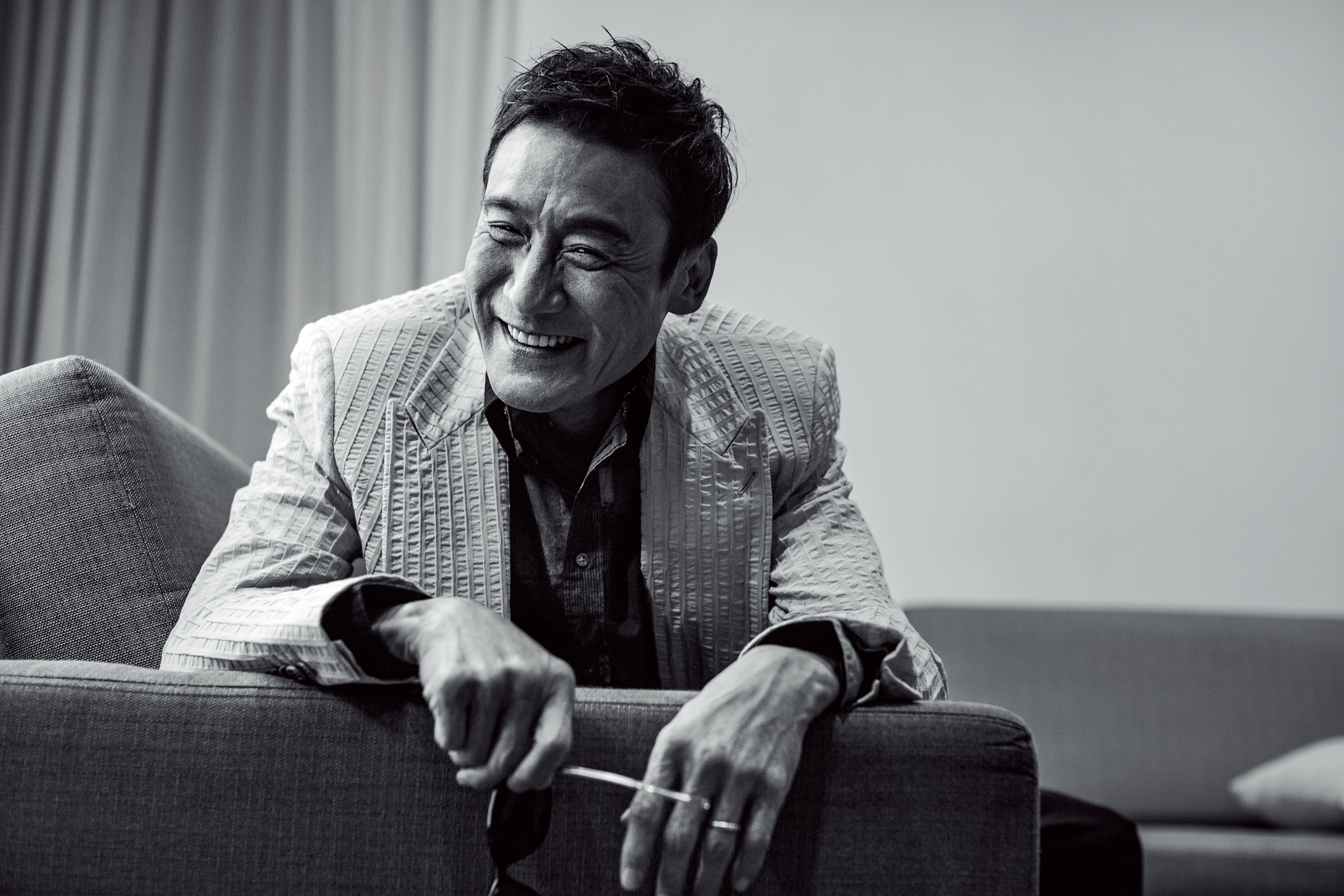 拍照時始終異常入戲的梁家輝，終於在這一刻反問我們：「演完了吧？」 