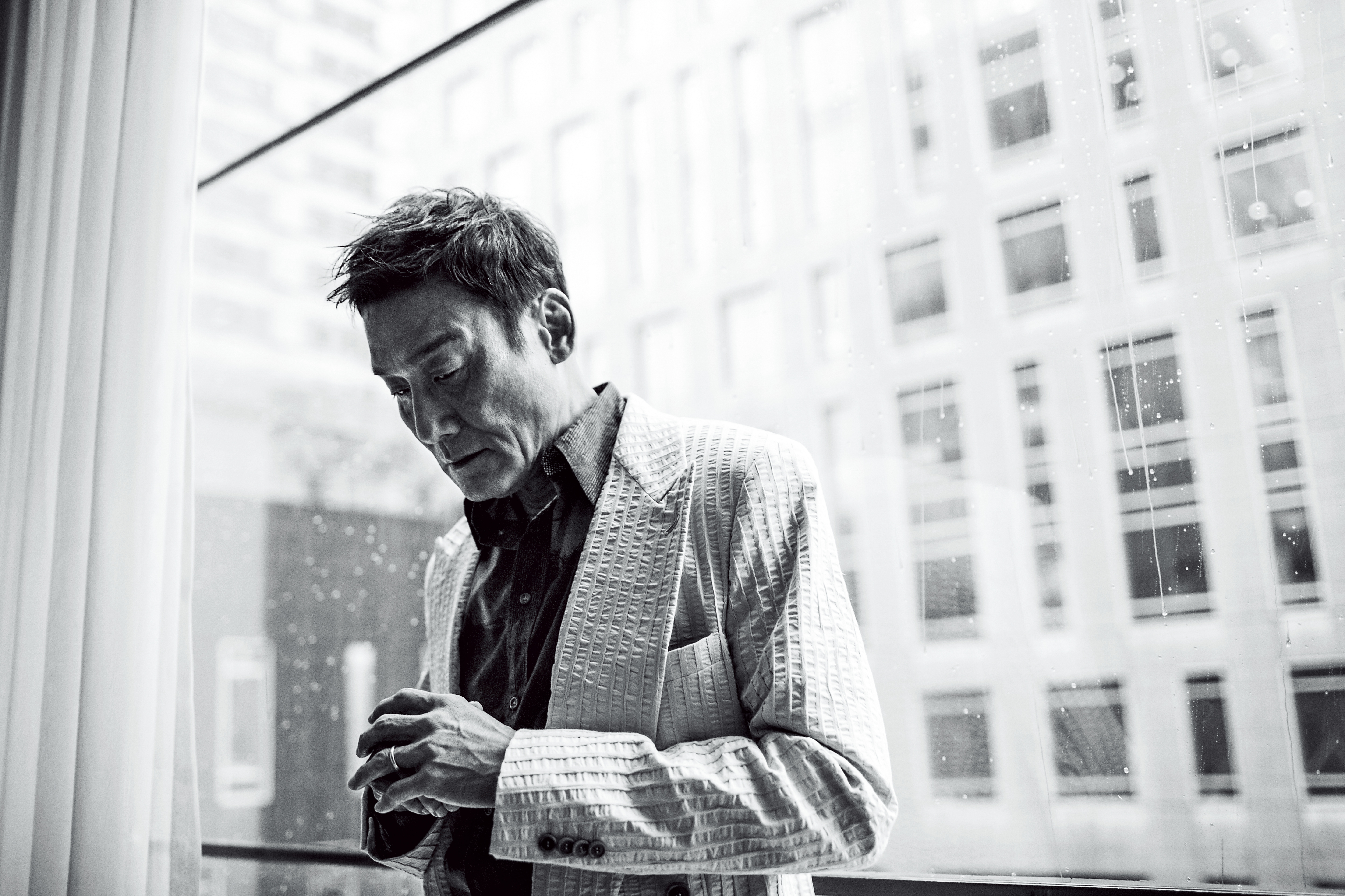 那些你在網路上看到有關他的傳聞都是真的，無論是傭人、還是飼養的寵物，都是家裡的一分子。梁家輝說：「對待家裡每個分子都要關愛。」 