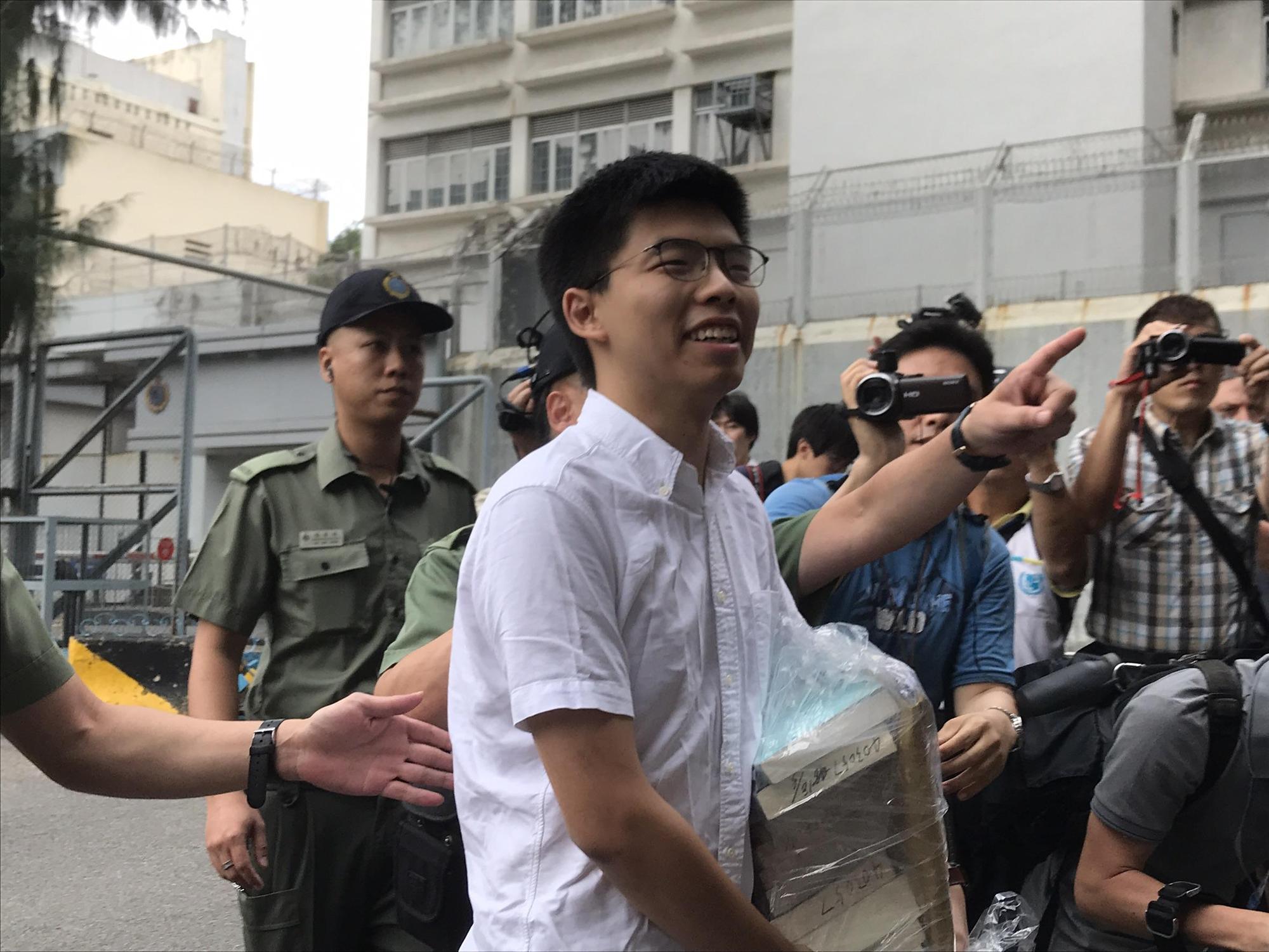 因雨傘運動入獄的黃之鋒今（17日）帶著一大袋服刑時閱讀的書籍出獄，他的書單包括《大債時代》《錢買不到的東西》。