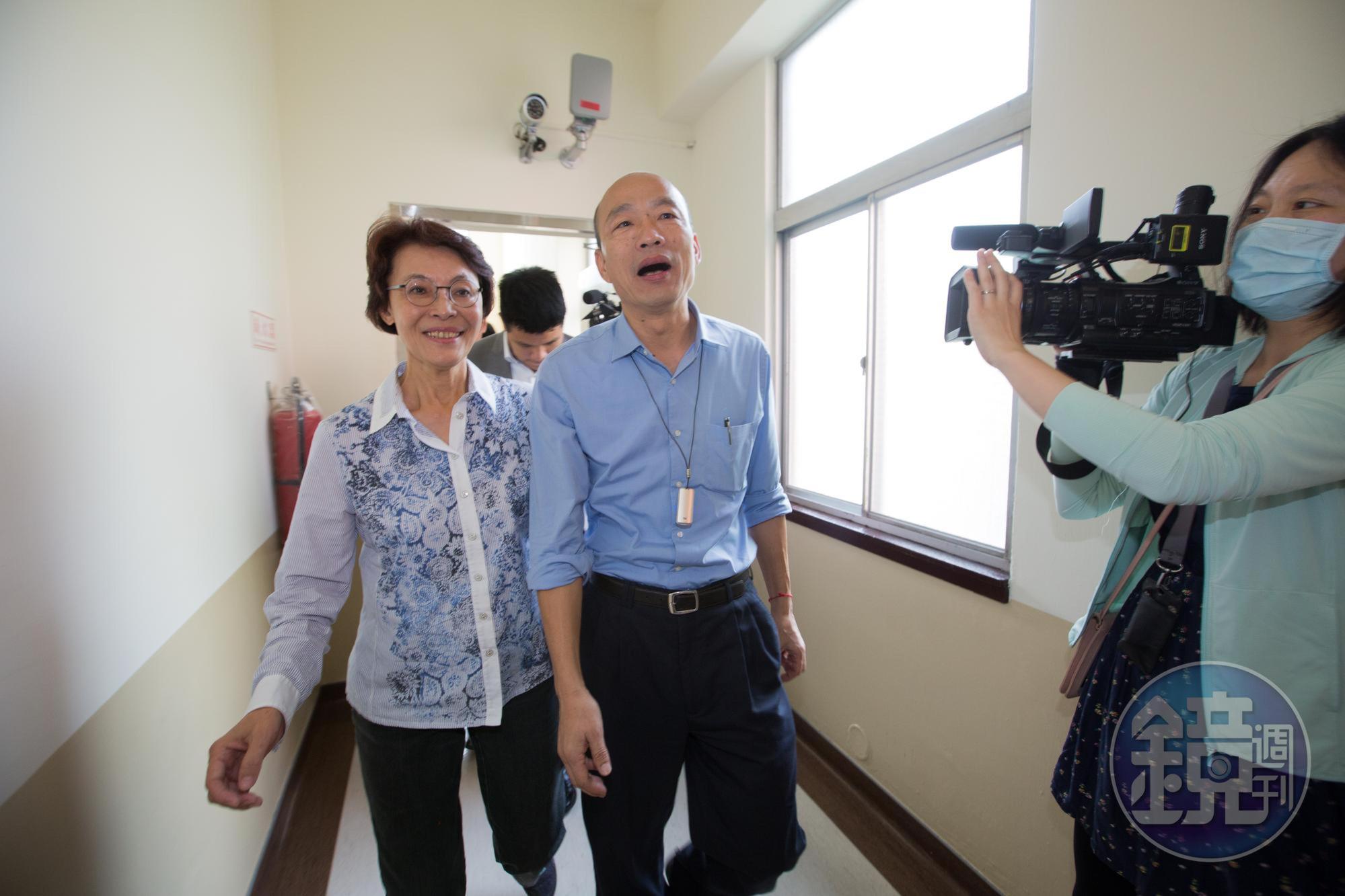 韓國瑜在國民黨立委黃昭順的安排下，到黨團大會上和藍委寒暄。