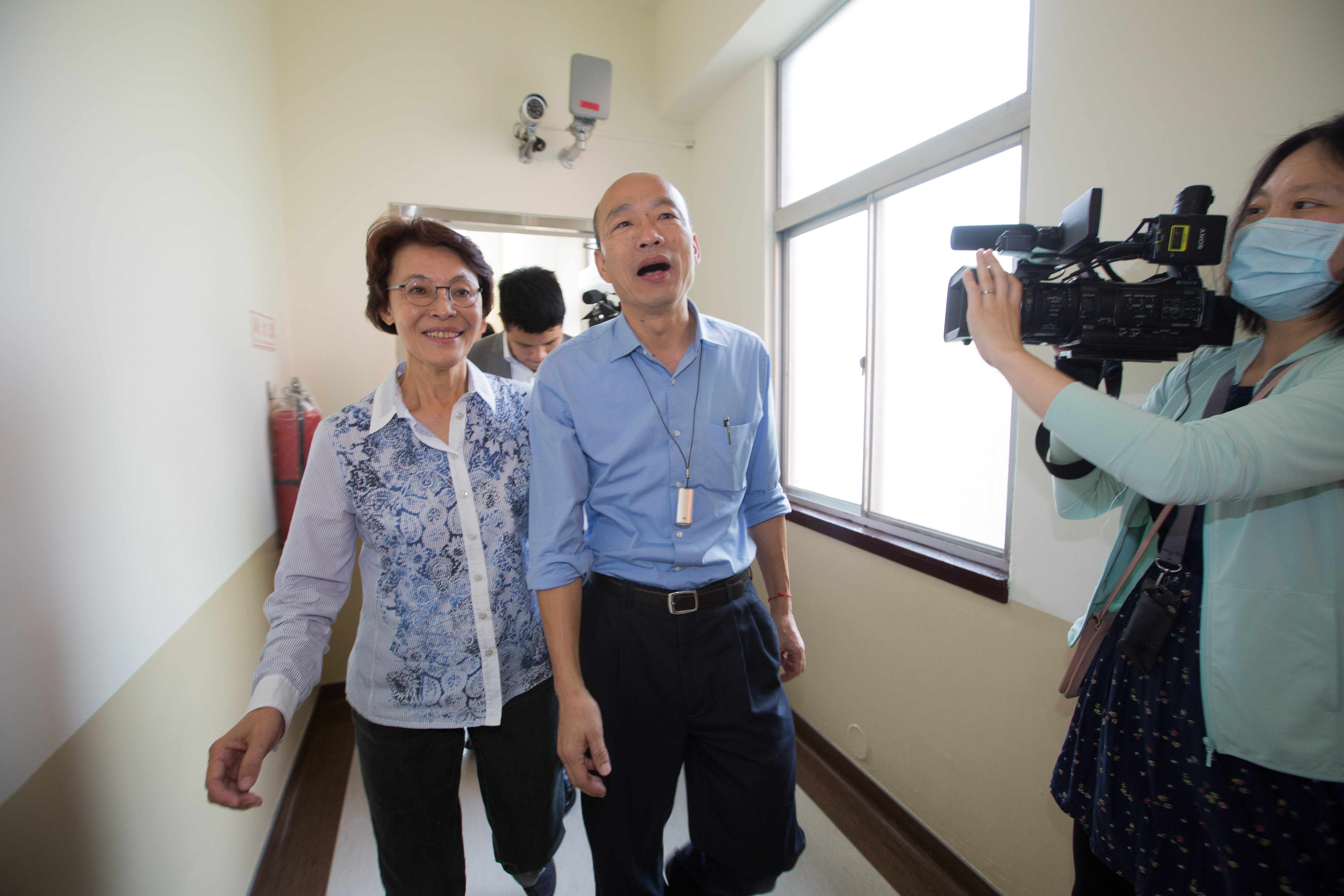 韓國瑜在國民黨立委黃昭順的安排下，到黨團大會上和藍委寒暄。