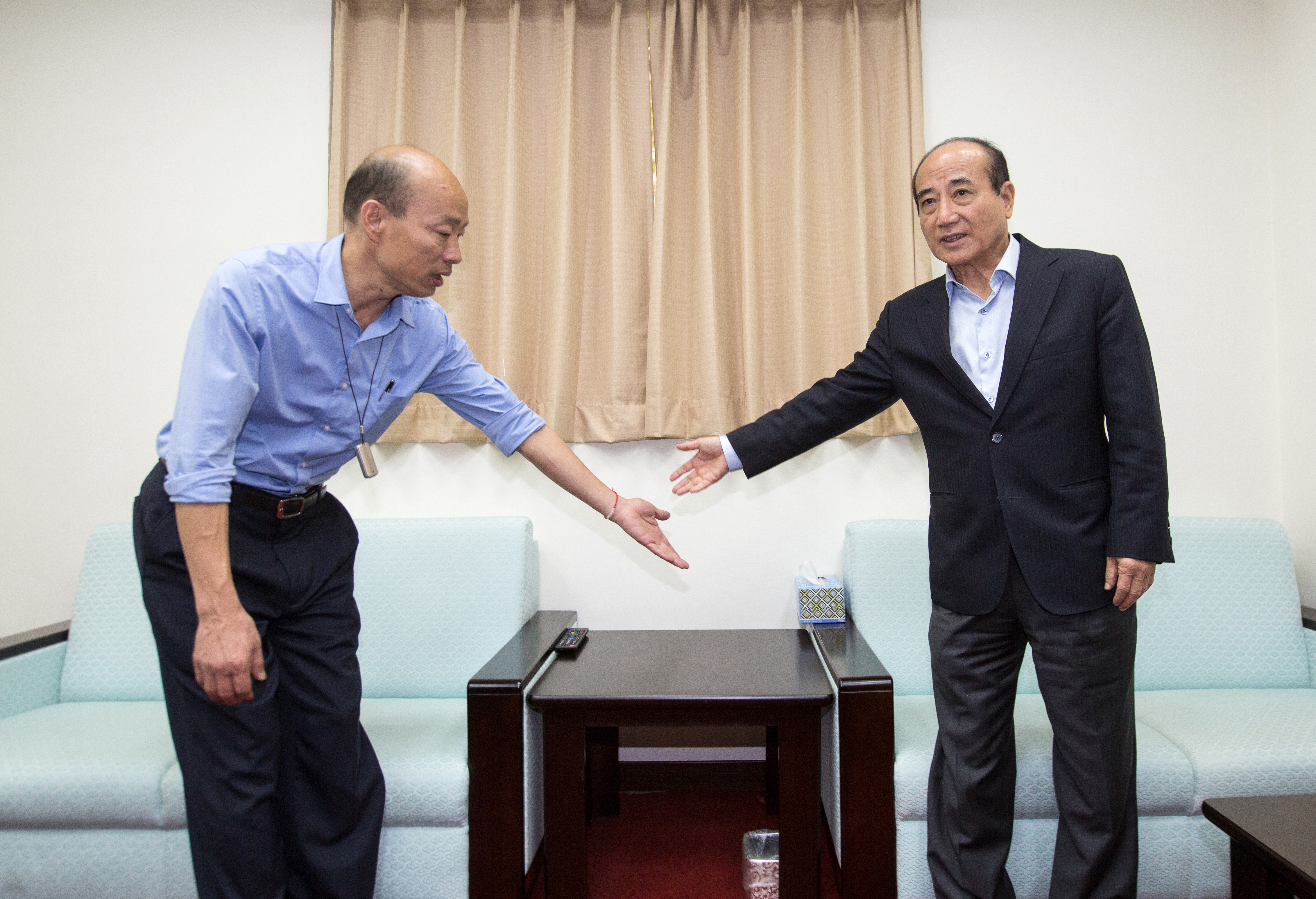 韓國瑜突然前往立法院院區外的鎮江會館，拜會王金平。