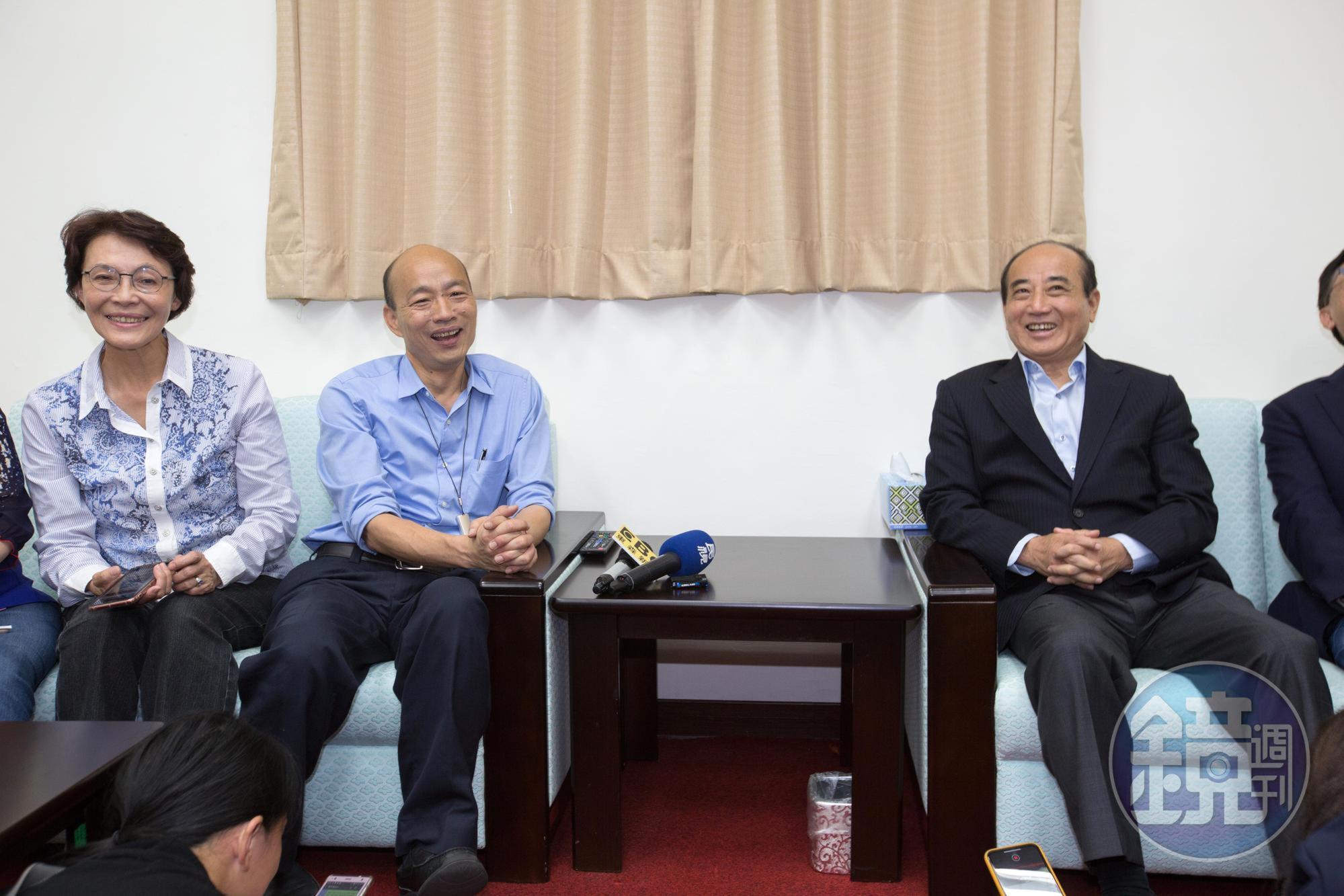 王金平和韓國瑜在鎂光燈下，談話近10分鐘。