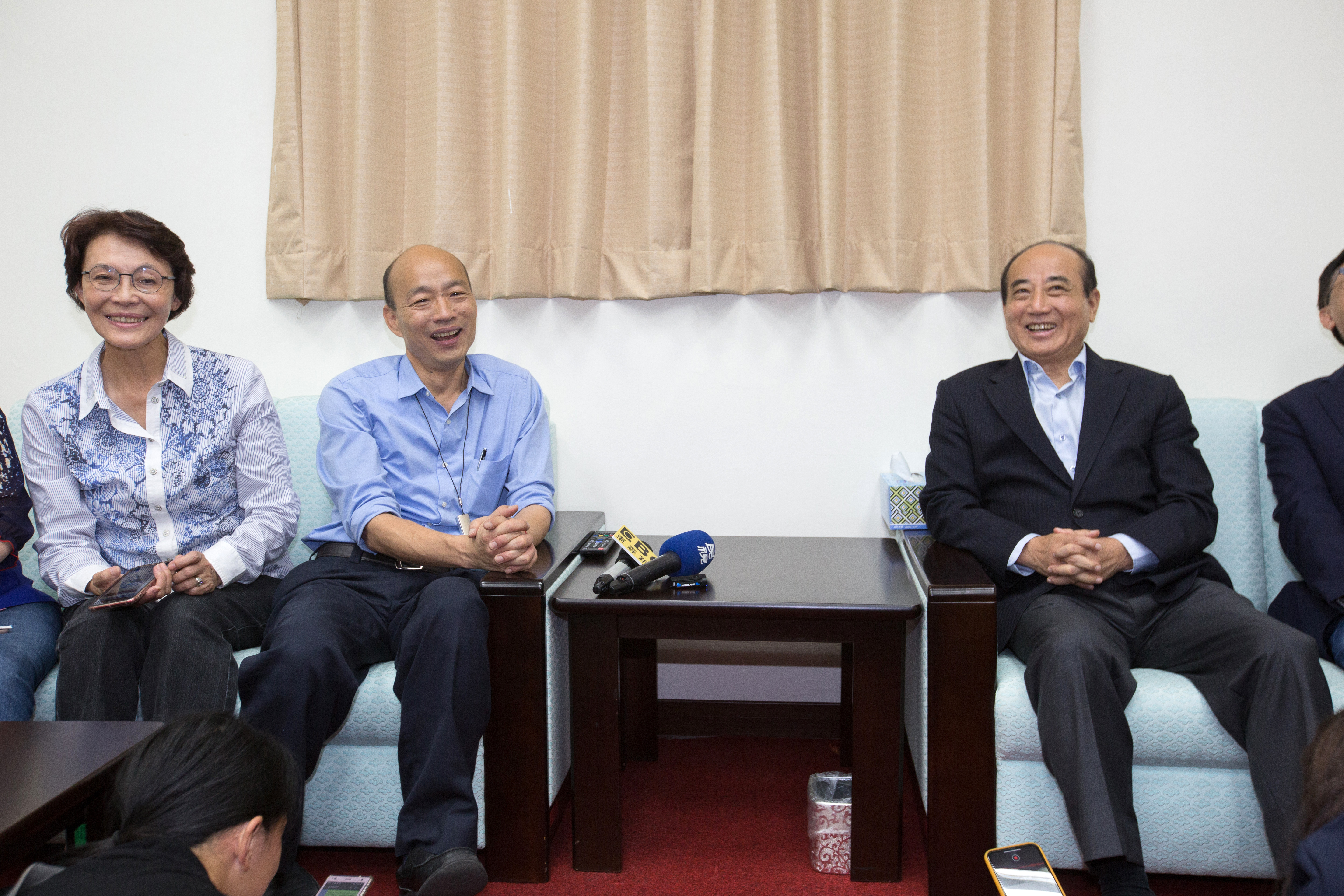 王金平和韓國瑜在鎂光燈下，談話近10分鐘。