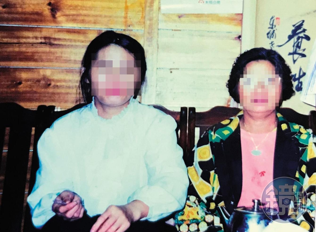 張女（左）年輕時與母親（右）合照，如今母親卻遭控將女兒害至重殘。（讀者提供）