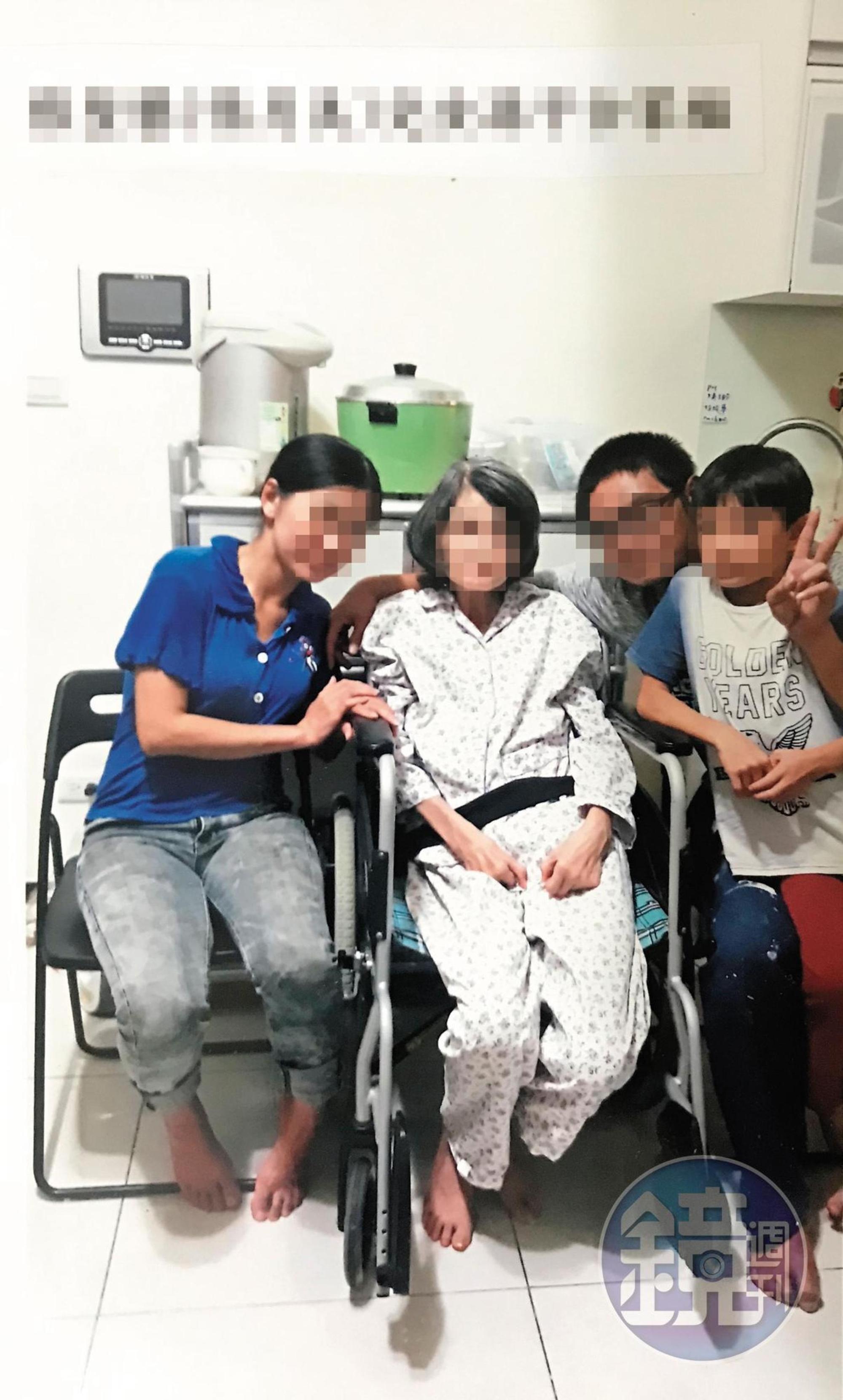 張女(左2)與家人拍攝全家福,他們已訴諸司法,要求張母和醫院負起責任。(讀者提供)