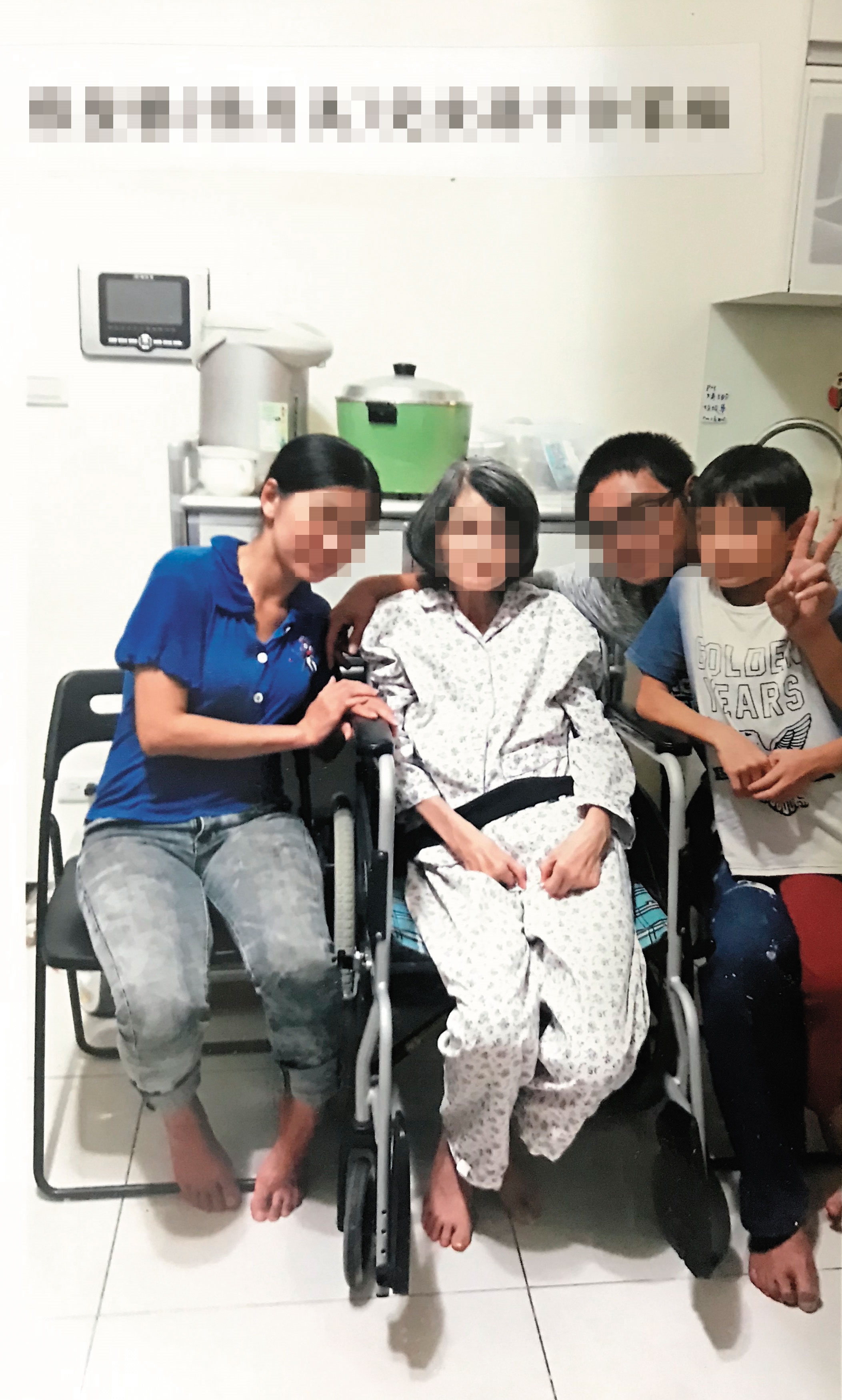 張女(左2)與家人拍攝全家福,他們已訴諸司法,要求張母和醫院負起責任。(讀者提供)