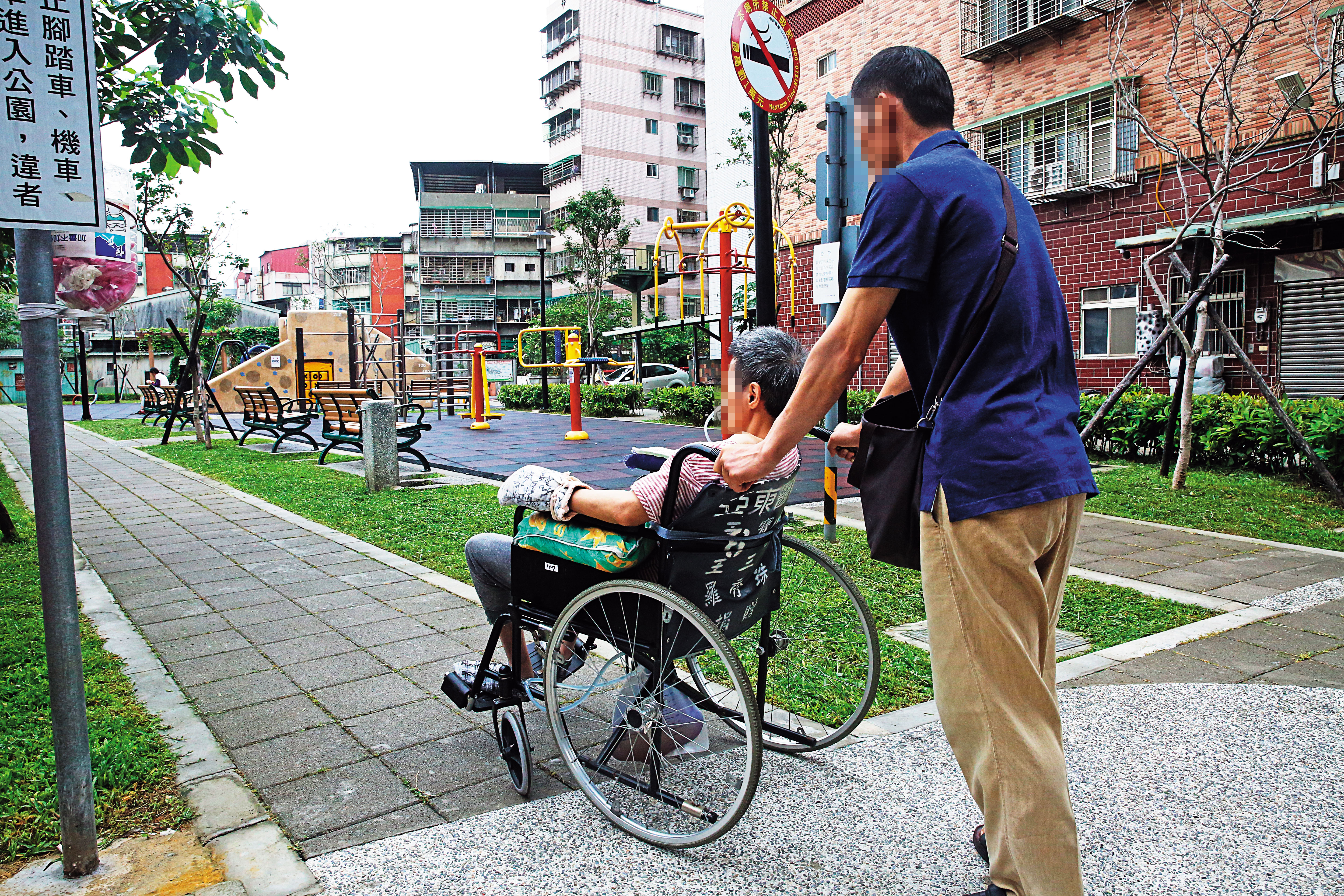 張女的弟弟從護理之家帶姊姊前往公園散心，張女鬱悶的心情才暫時獲得舒緩。