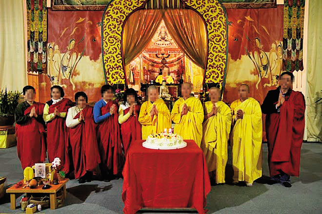 張女（左2）是虔誠佛教徒，身體健康時曾在寺廟擔任志工。（讀者提供）