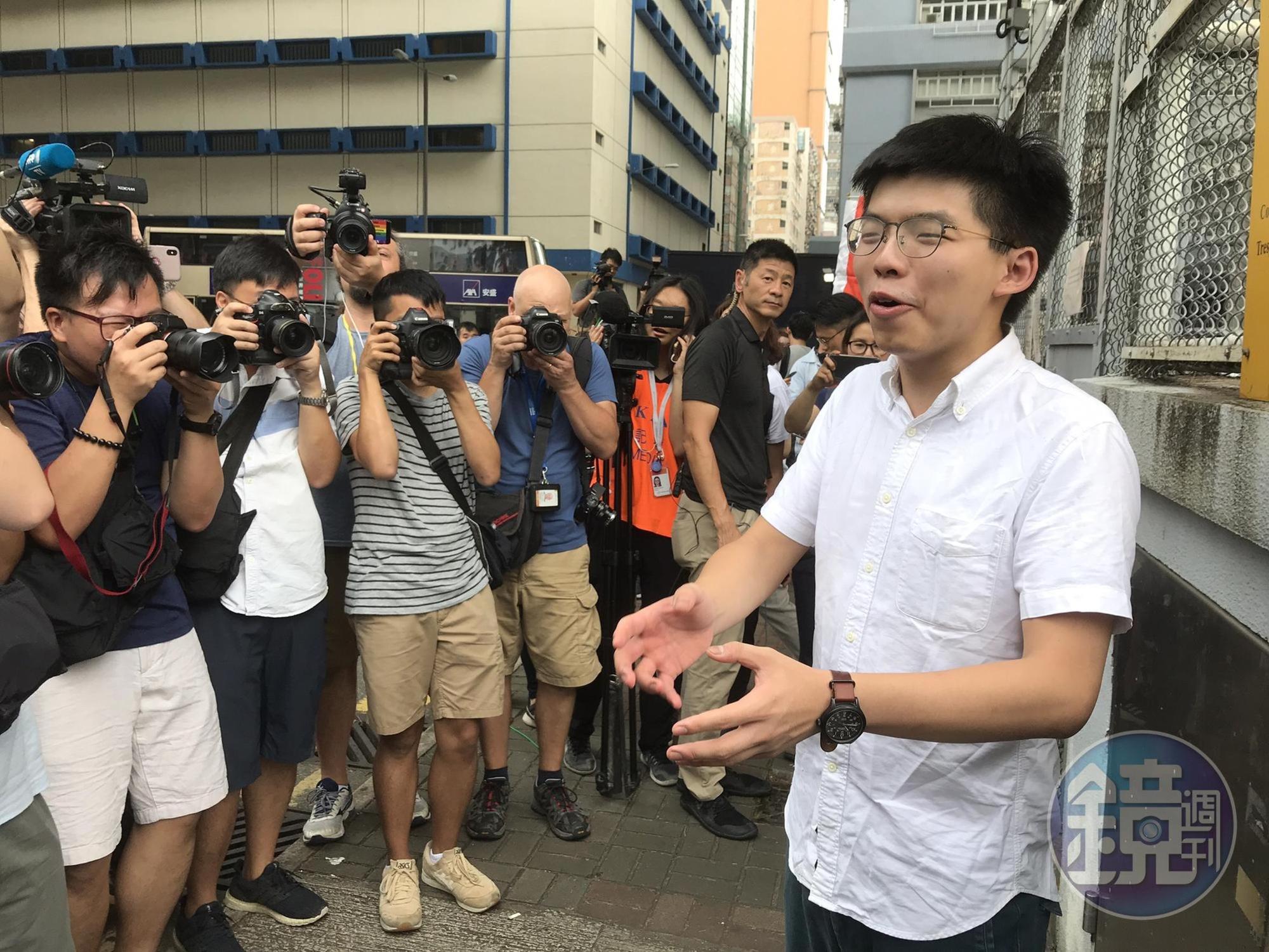  黃之鋒被以藐視法庭罪遭判刑2個月，今日上午10點他步出荔枝角收押所出獄。