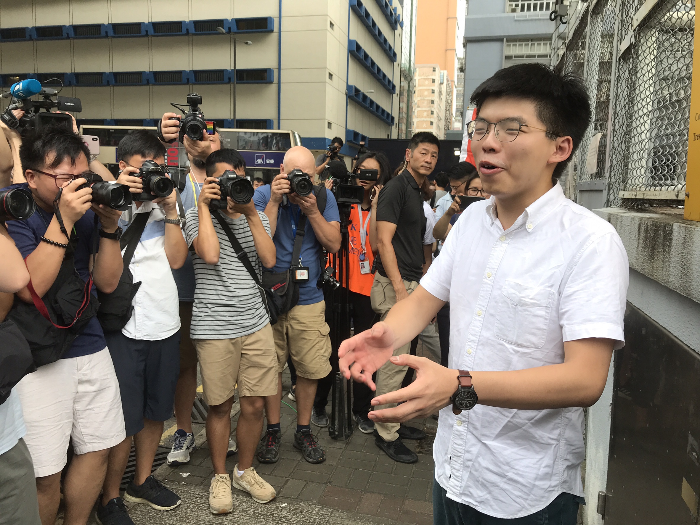 黃之鋒被以藐視法庭罪遭判刑2個月,今日上午10點他步出荔枝角收押所出獄。