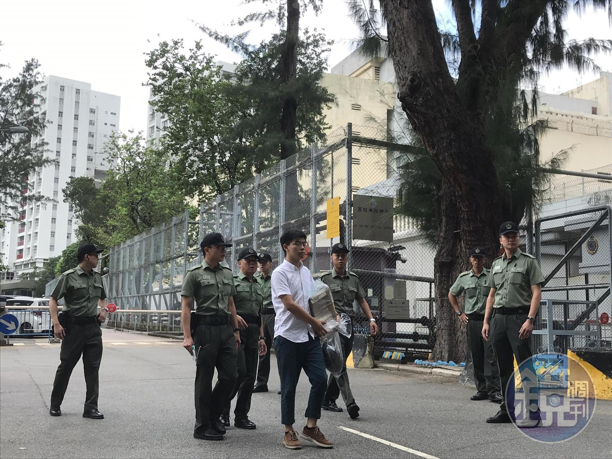  黃之鋒被以藐視法庭罪遭判刑2個月，今日上午10點他步出荔枝角收押所出獄。