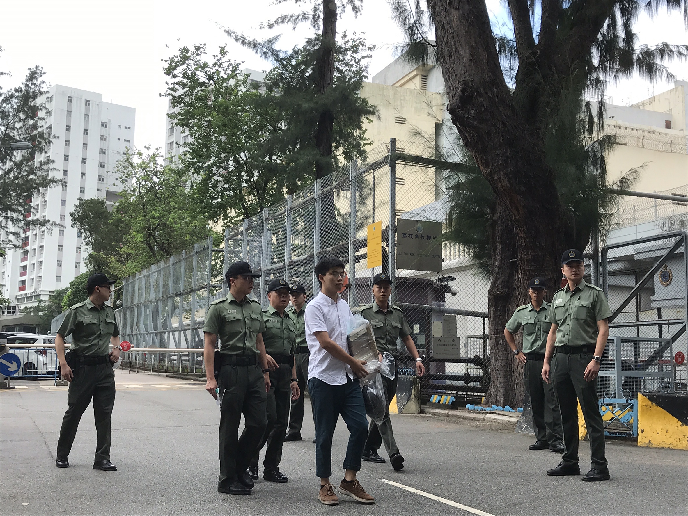  黃之鋒被以藐視法庭罪遭判刑2個月，今日上午10點他步出荔枝角收押所出獄。