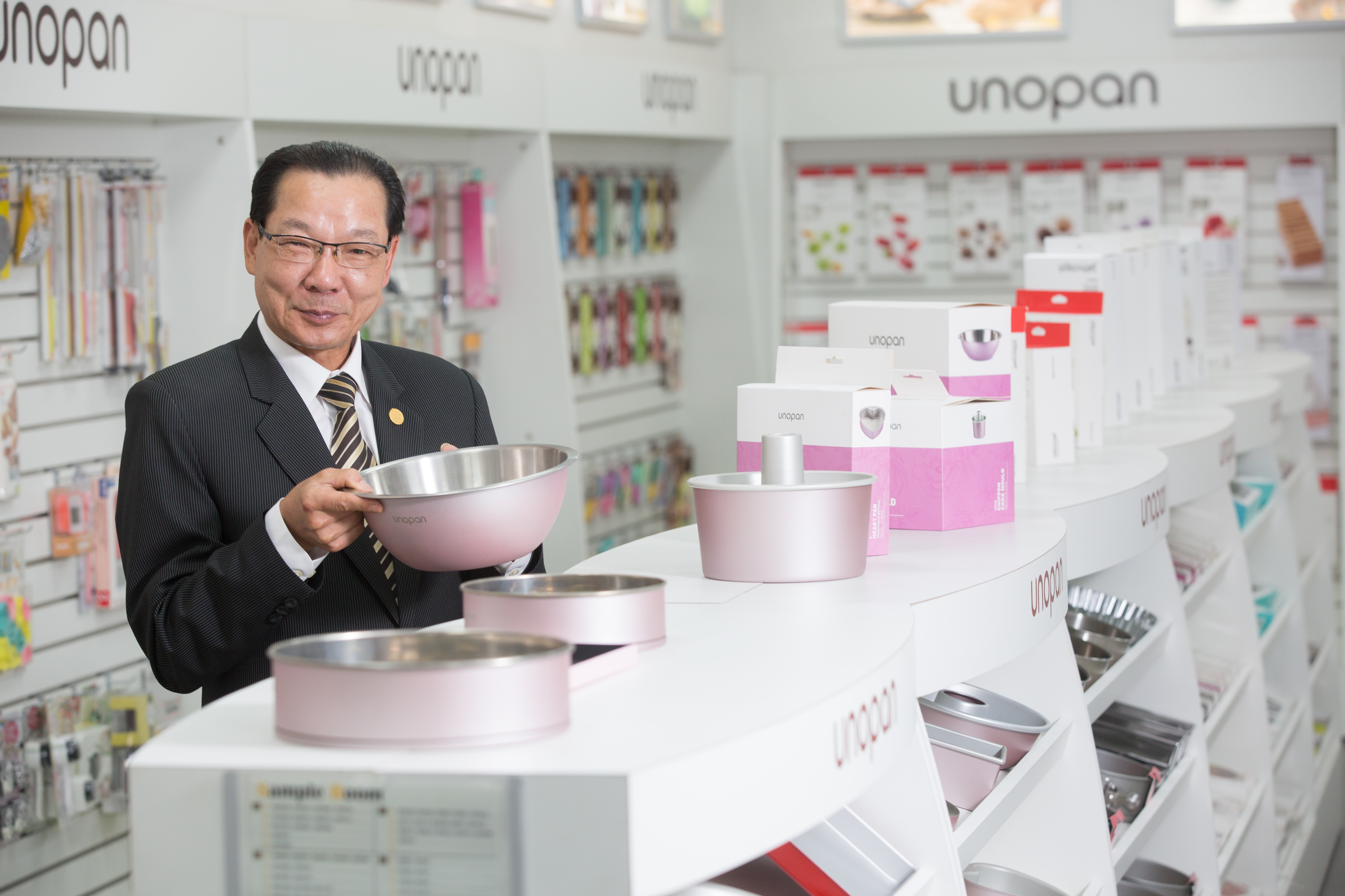 UNOPAN是三能因應家庭烘焙興起，於2013年推出的自創品牌，商品色彩繽紛，能吸引親子與年輕客群。 