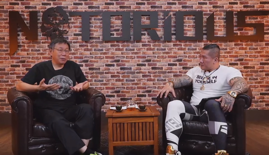 台北市長柯文哲昨(16日)與館長合體直播,談到媒體亂象,坦言中天台變「韓天台」的確怪怪的。(翻攝自寶寶愛館長YouTube頻道)