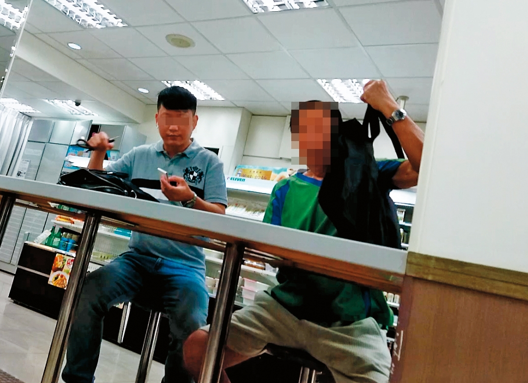 本刊直擊靈骨塔詐騙集團成員（左）誆騙被害人梅伯（右）的過程。