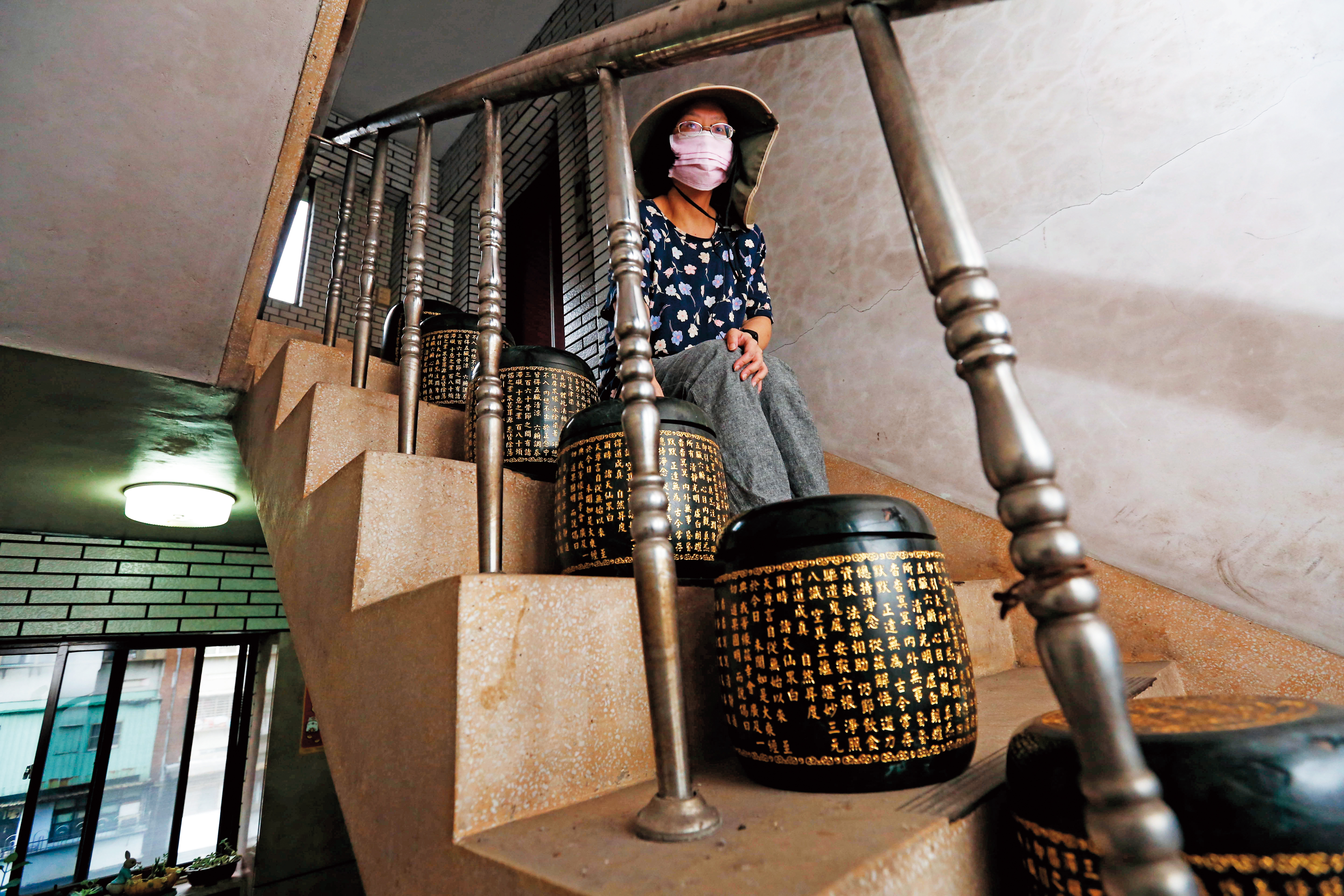 梅姐父親遭靈骨塔詐騙集團利用各種話術反覆詐騙,家裡的骨灰罈多到只能擺在公共梯間。