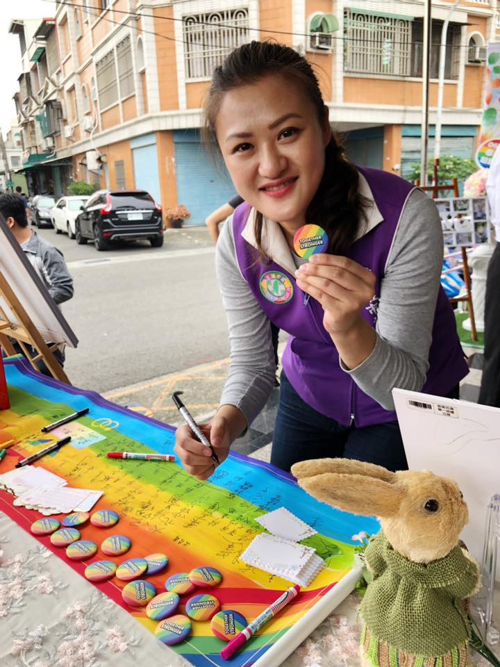 婚宴會場布置極具巧思，應用不少彩虹元素妝點。（翻攝自議員高閔琳臉書）