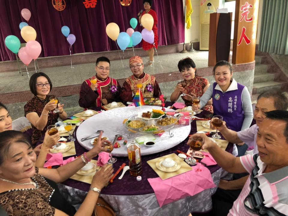 高雄梓官一對男同志交往8年後,搶在同婚合法第一天登記,於16日舉辦婚宴。(翻攝自議員高閔琳臉書)