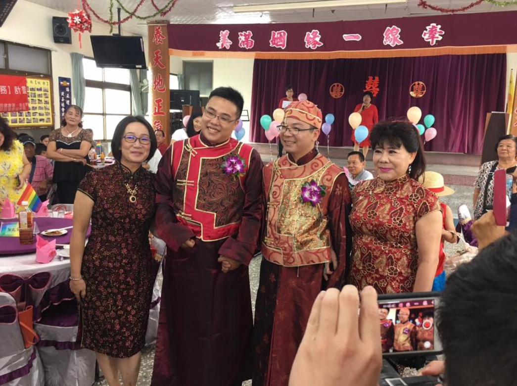 高雄梓官一對男同志交往8年後，搶在同婚合法第一天登記，於16日舉辦婚宴。（翻攝自議員高閔琳臉書）