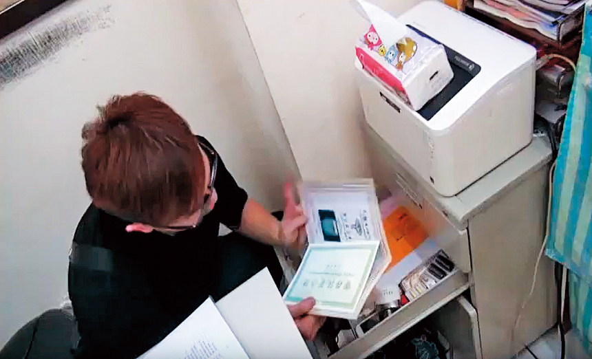 刑警前往靈骨塔詐騙集團大本營搜索，查扣大批帳冊。（翻攝畫面）