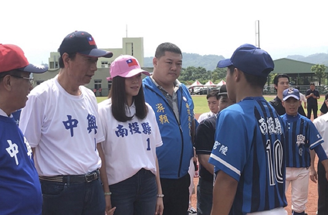 郭董與妻子曾馨瑩到中興國中參觀他捐助的棒球場。