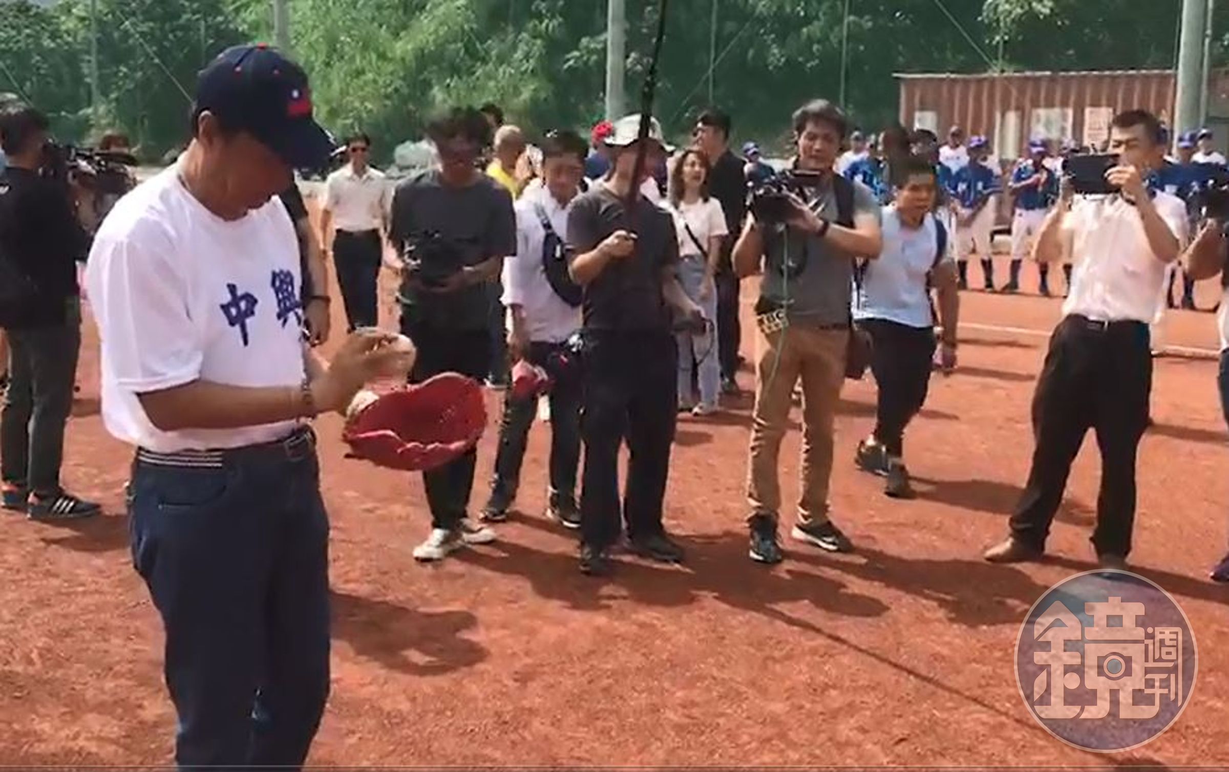 郭董站上投手丘開球，縣長林明溱第二球打擊出去，象徵「強棒出擊」好彩頭