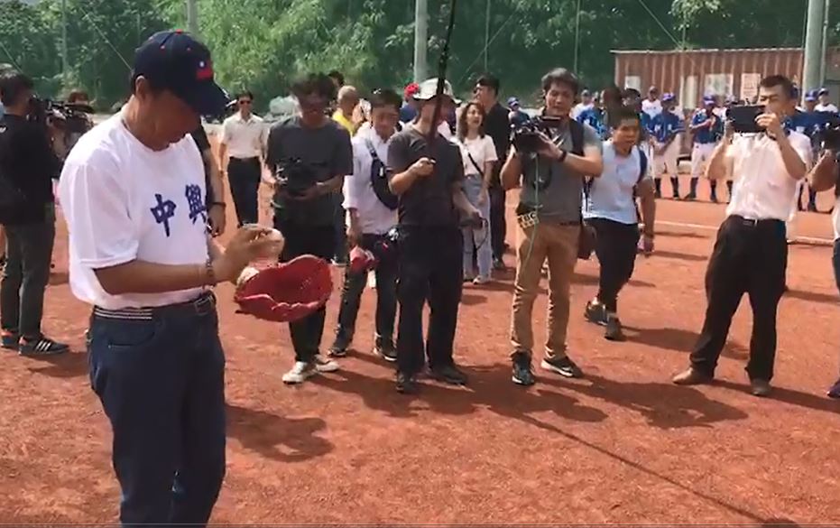 郭董站上投手丘開球，縣長林明溱第二球打擊出去，象徵「強棒出擊」好彩頭