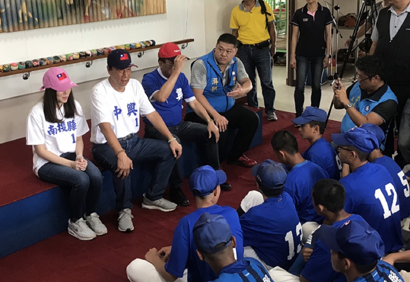 郭台銘接受媒體連訪時，為韓國瑜抱不平，痛批蘇貞昌「黑韓」。