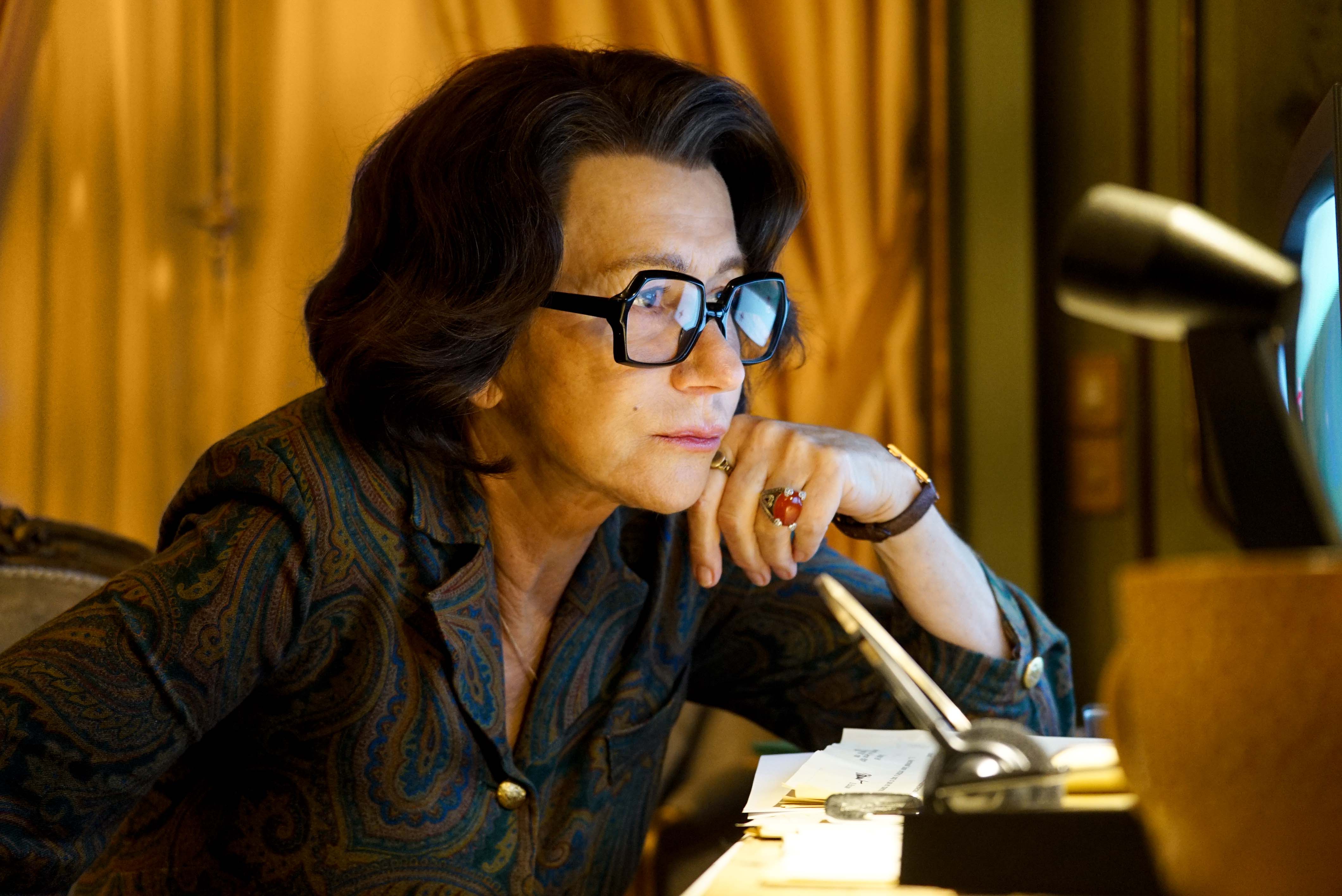 奧斯卡影后海倫米蘭變身成黑髮眼鏡特務頭子，醜到讓人認不出來。（海樂提供）