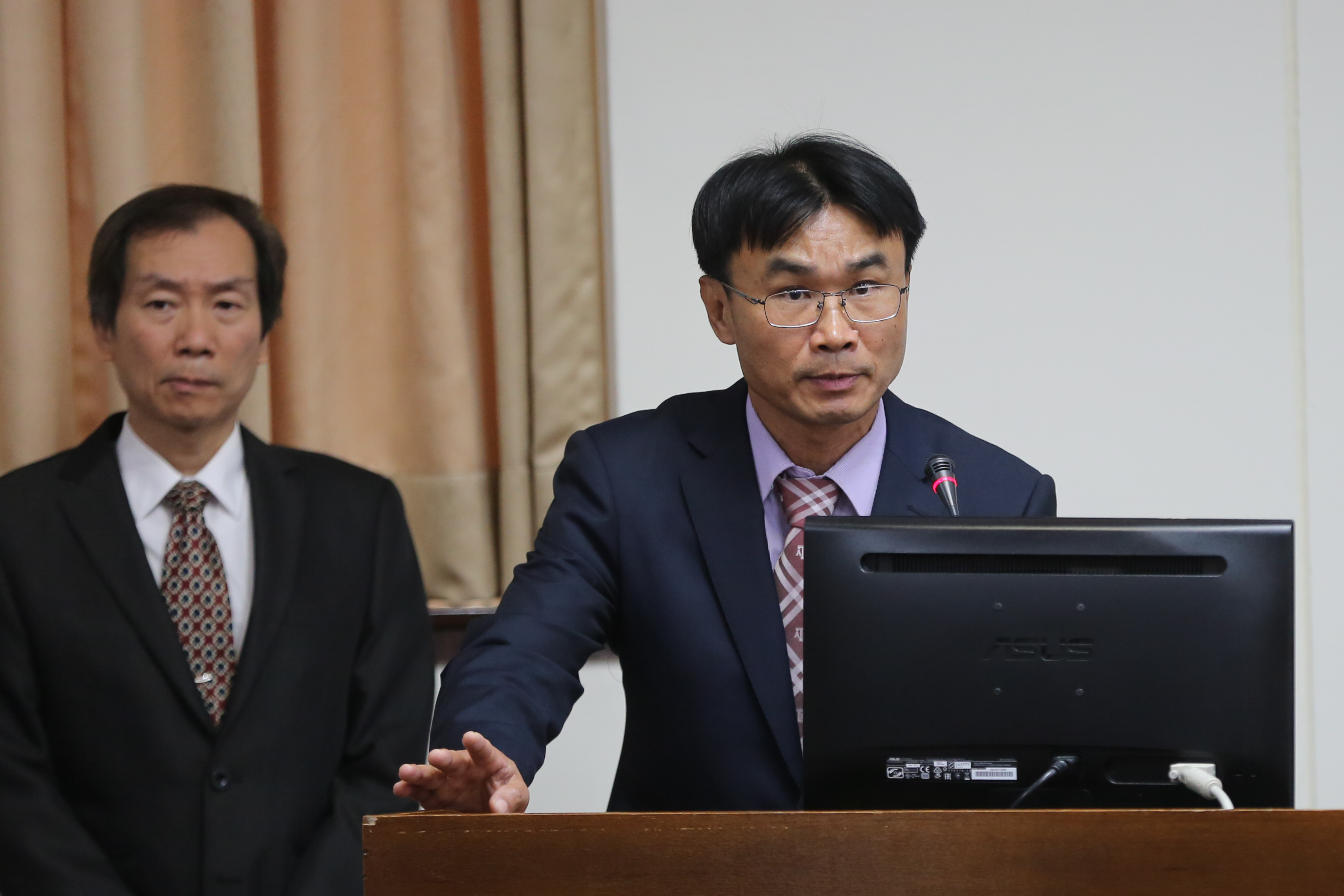 農委會主委陳吉仲（右）砲轟韓國瑜「不了解就直接批評」，卻被陳宜民說是在消費父親。（本刊資料照）