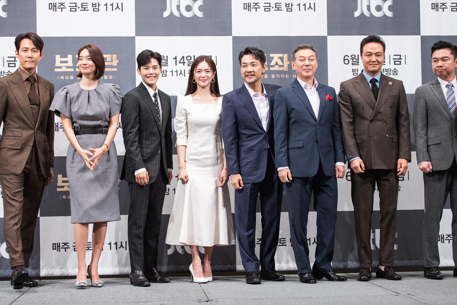 李政宰、新慜娥、金桐俊、李伊利雅、鄭進永、金甲洙、鄭雄仁、林元熙等人出席記者會。(Netflix提供)