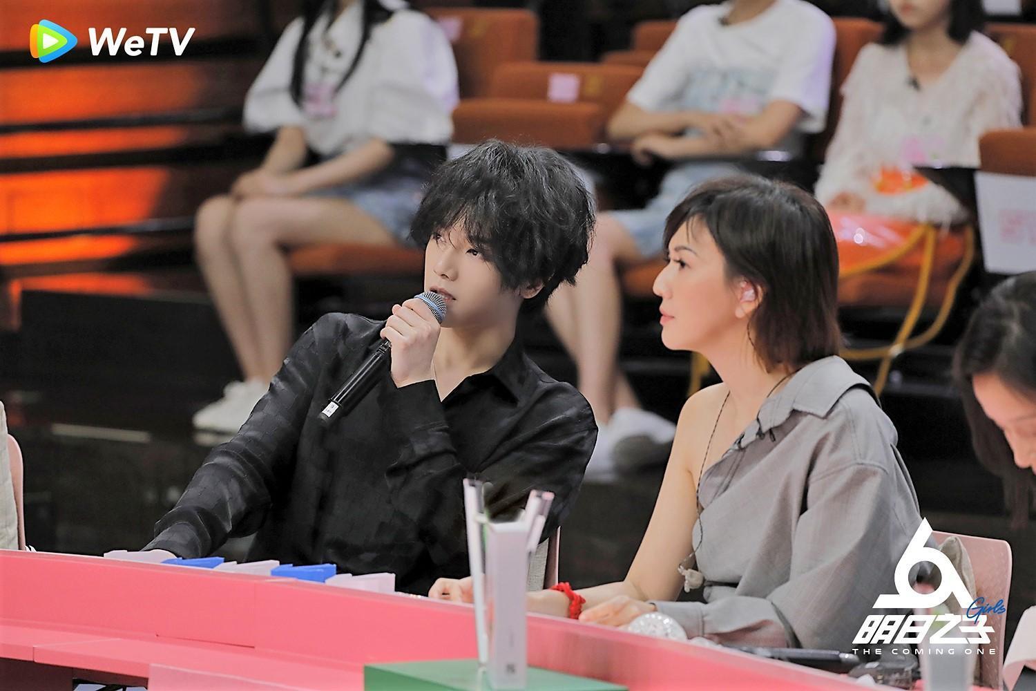 孫燕姿（右）笑稱再不出現在螢光幕，怕被歌迷脫粉。（圖／WeTV提供）
