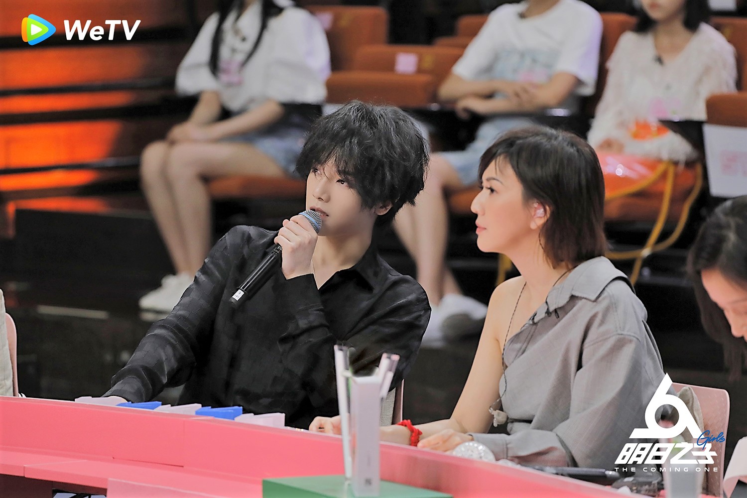 孫燕姿（右）笑稱再不出現在螢光幕，怕被歌迷脫粉。（圖／WeTV提供）
