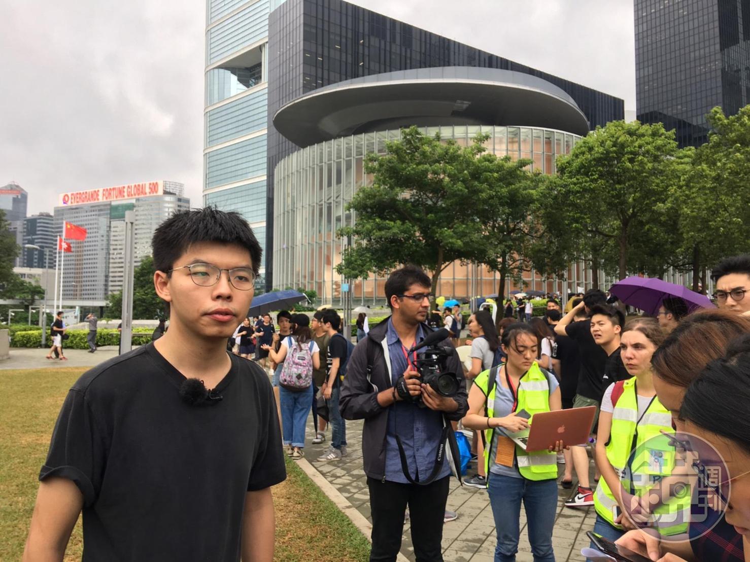 黃之鋒上午才剛出獄，下午就現身立法會聲援現場民眾。