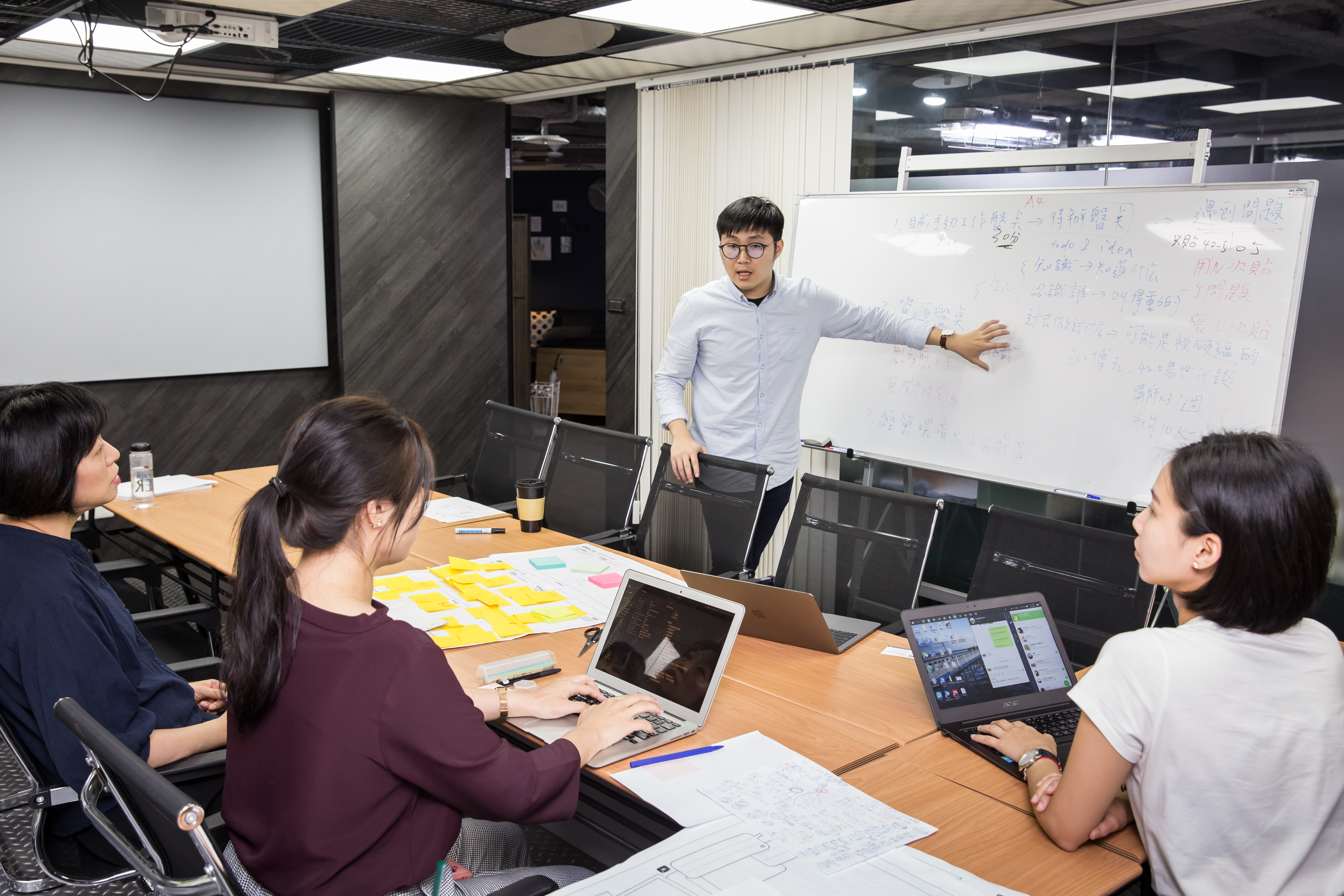 企管系畢業的鄭博元很有數字觀念，精算收費和抽成比例，目前月收40萬到50萬元。