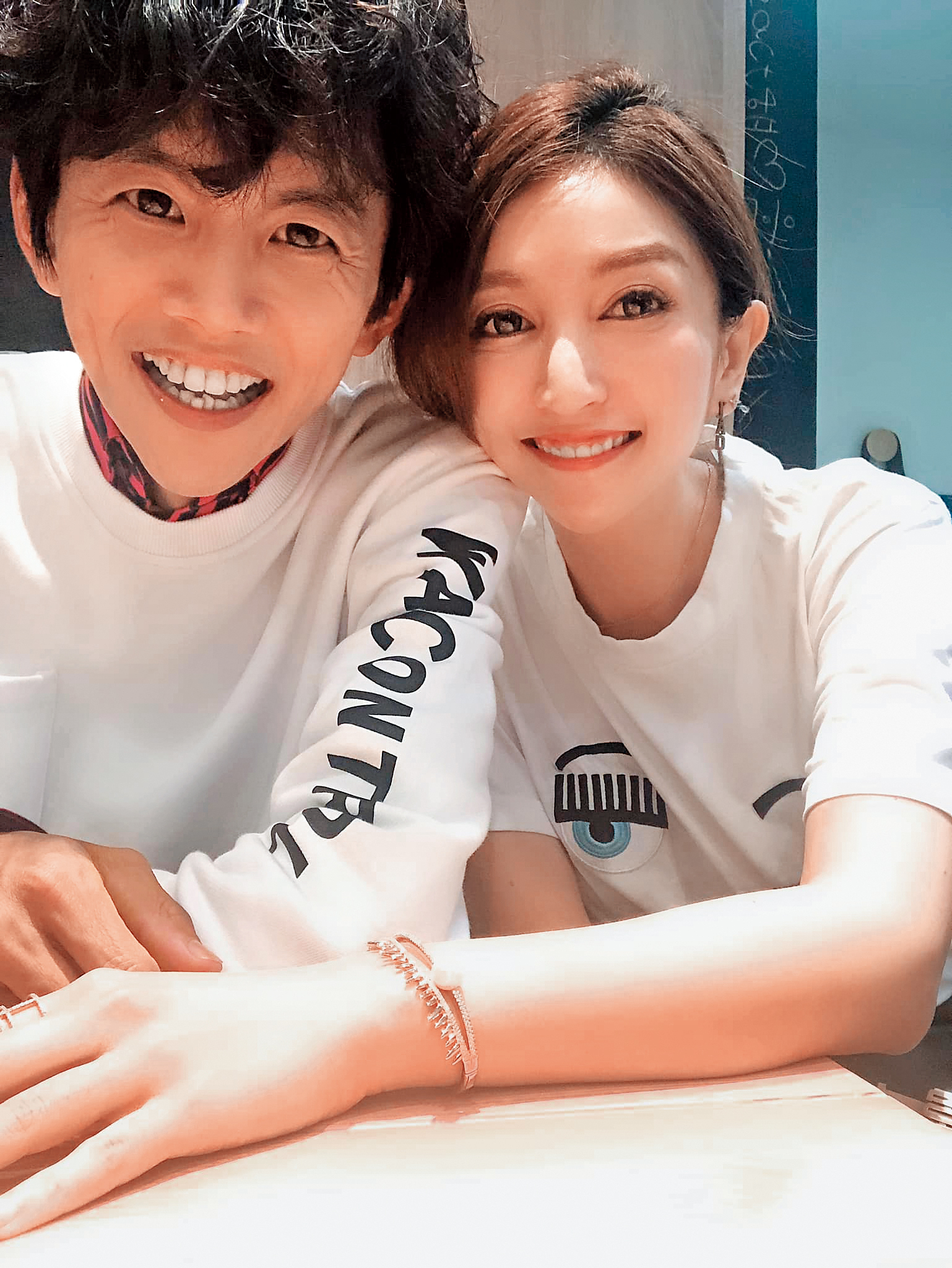 外遇曝光之後,阿翔(左)和老婆Grace(右)的婚姻產生危機。(翻攝自Out of Control媽咪Grace臉書)