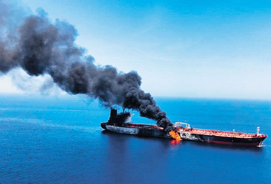 近期阿曼灣發生了油輪襲擊事件，美伊緊張關係恐進一步升溫，推升短期油價上漲。（東方IC）