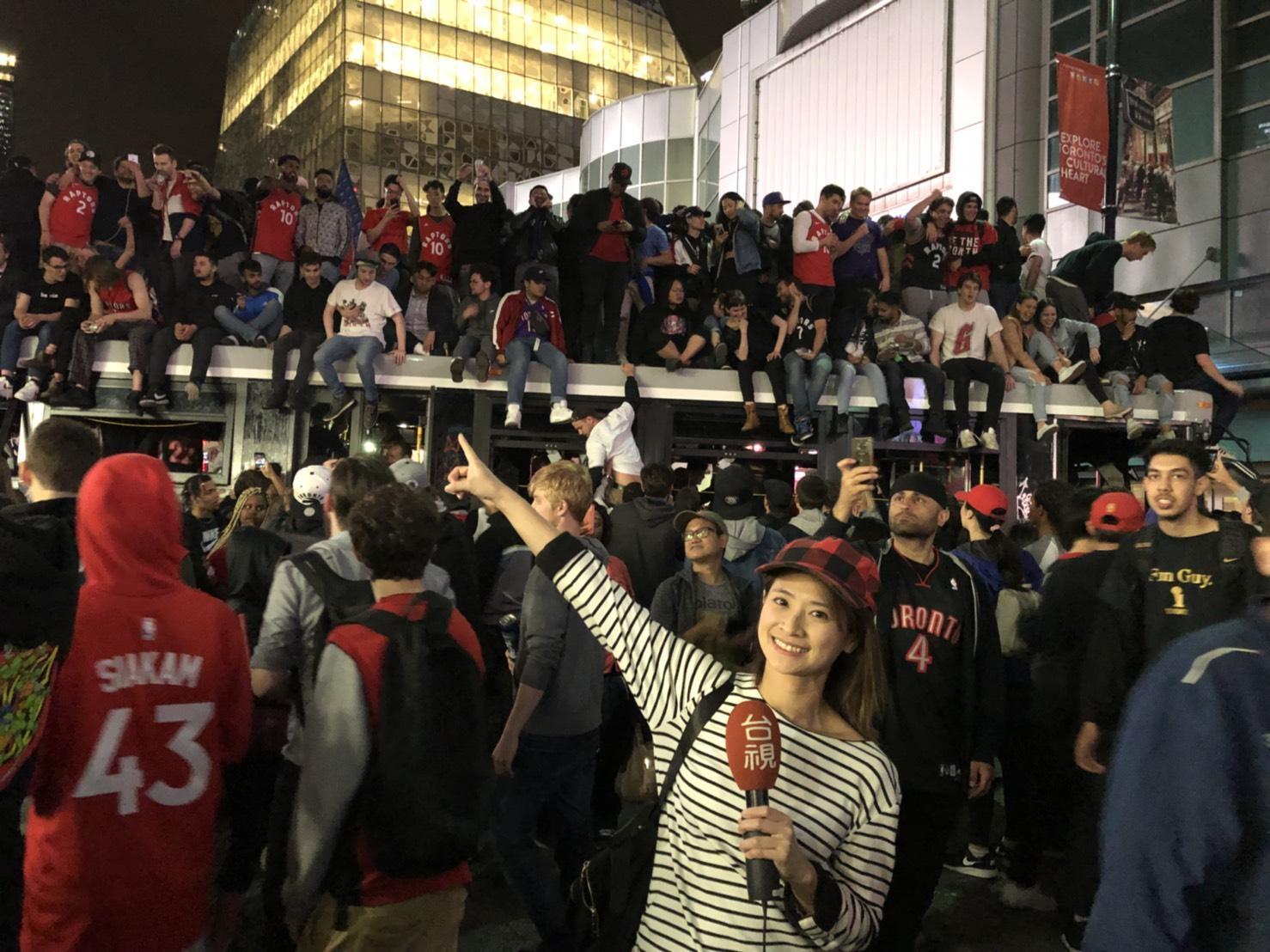 台視主播侯乃榕赴多倫多巧遇NBA奪冠,感染了開心氣氛也成就了難忘的採訪經歷。(台視提供)