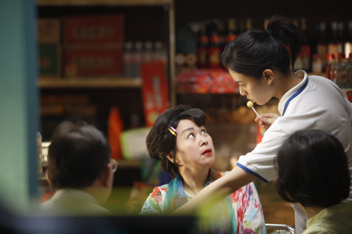 宋芸樺與王月在片中飾演母女，媽媽望女成鳳逼女兒讀書，母女倆經常鬥智。（群星瑞智提供）