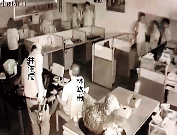 因害怕警方派狙擊手攻堅，林佑儒與林竑甫要求車行員工在牆邊排排站，擋住外界視線。（翻攝畫面）