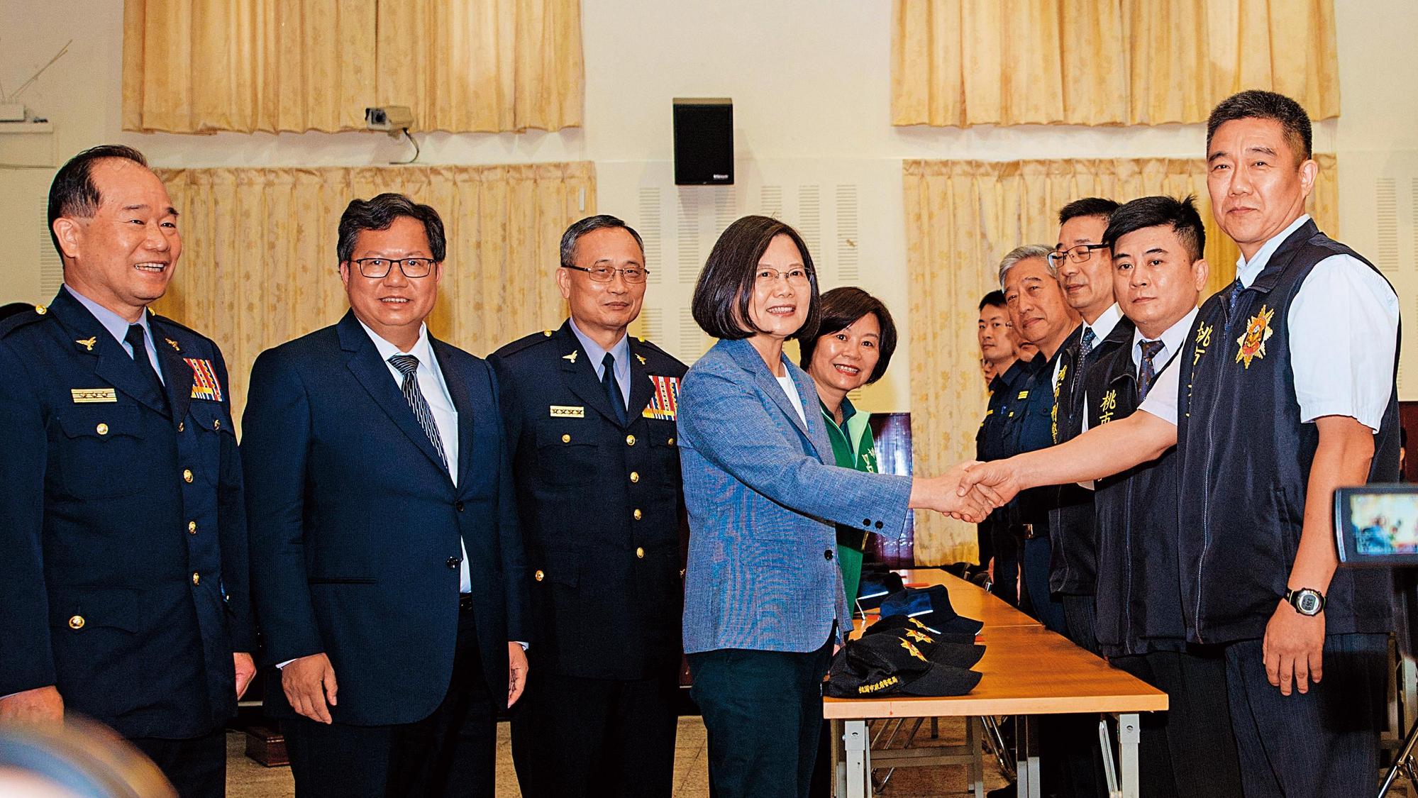 總統蔡英文在挾持案平安落幕後,特地到桃園市警局頒獎表揚王強生、洪俊德小隊長等有功人員。(警方提供)