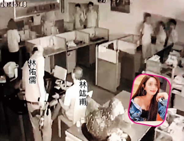 因害怕警方派狙擊手攻堅，林佑儒與林竑甫要求車行員工在牆邊排排站，擋住外界視線。（翻攝畫面）